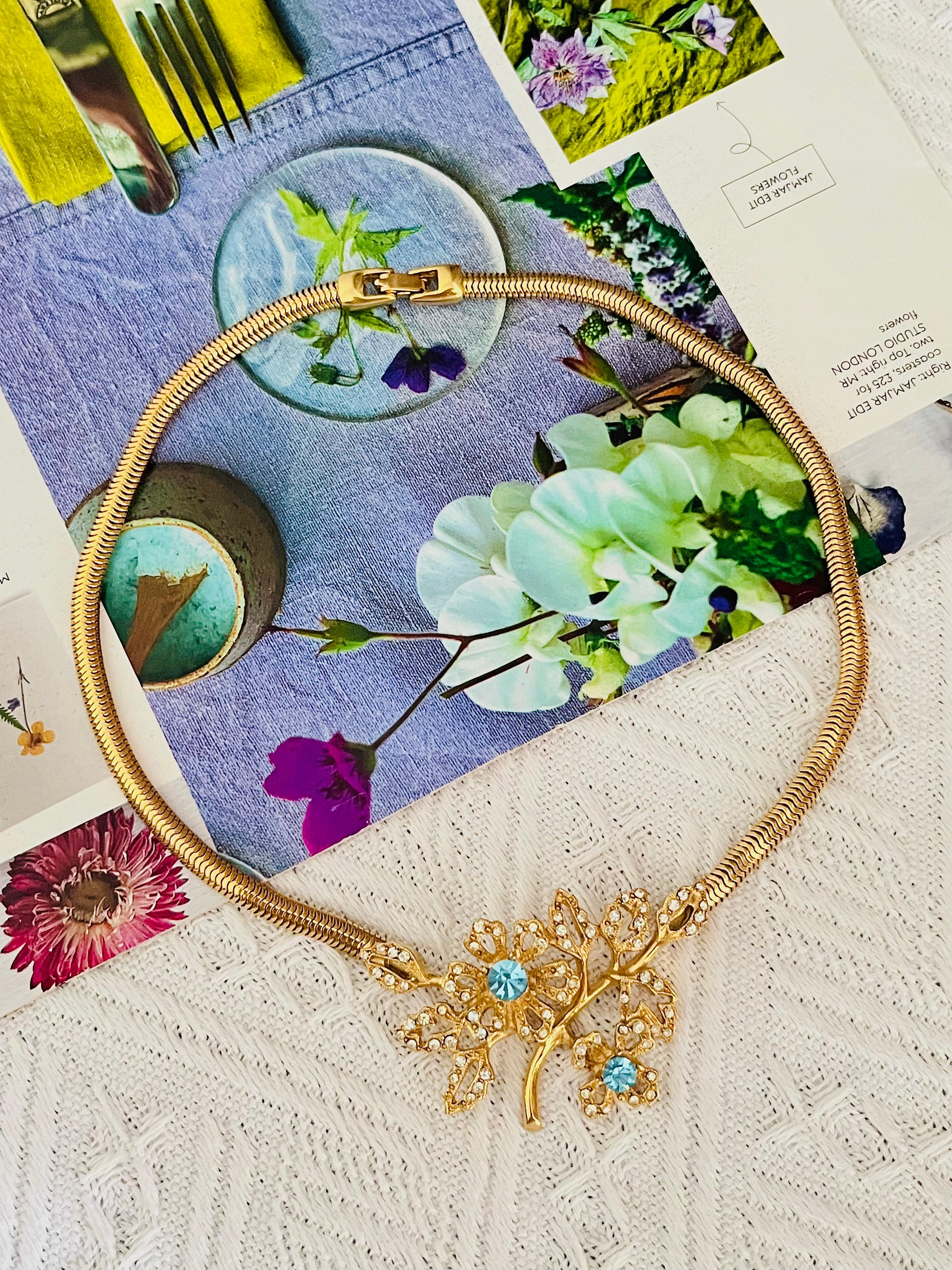 Givenchy Vintage 1980s Aqua Blue Clear Cluster Crystals Flower Leaf Large Pendant Snake Choker Collar Chain Necklace, Gold Tone

Very excellent condition. Only small colour loss at clasp. Very beautiful necklace. 100% genuine. 

Signed at the back.