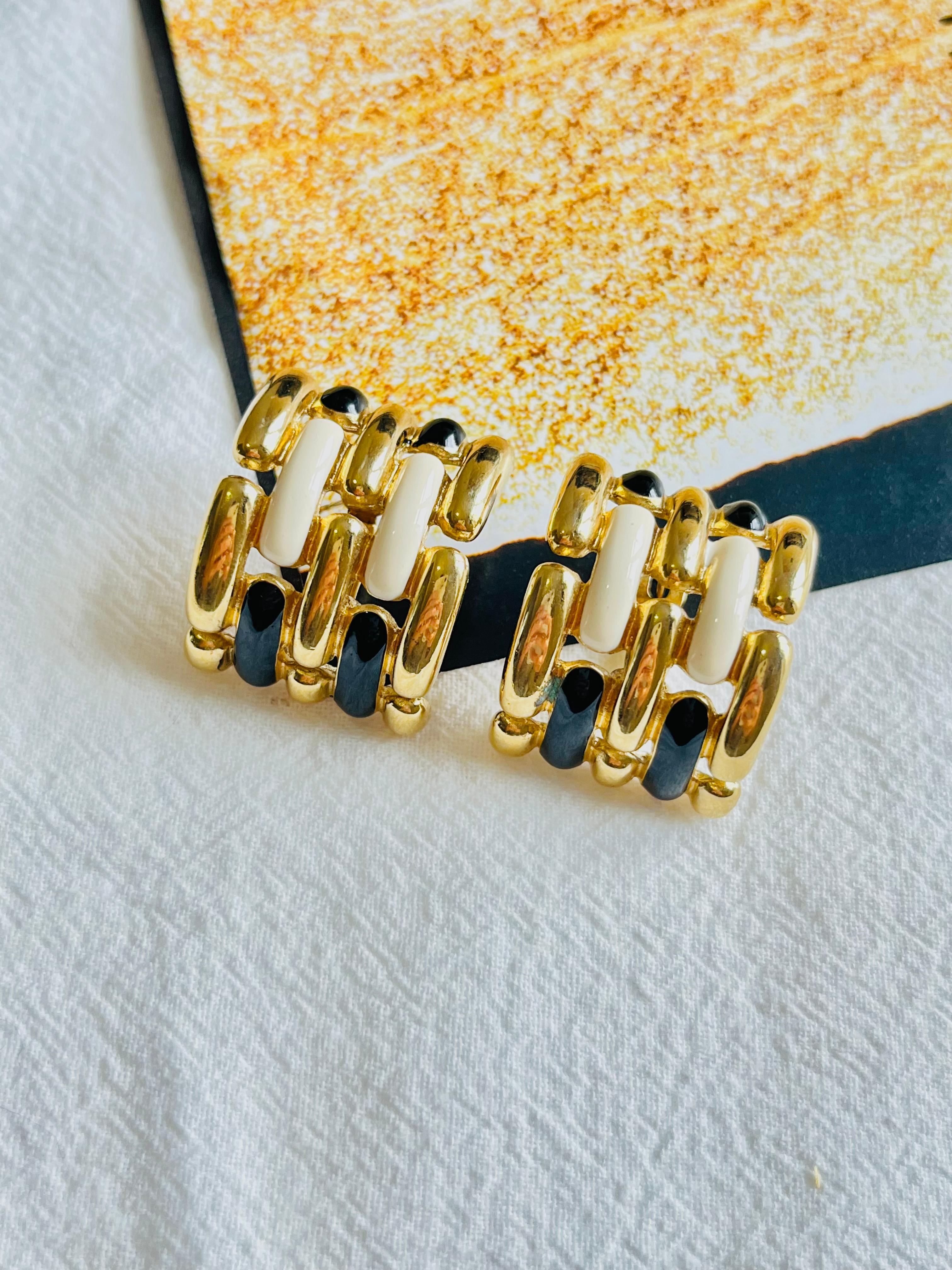 Very good condition. Some light scratches. Special style design. 100% Genuine.

Givenchy Signed clearly on the reverse.

Size: 3.0*2.3 cm.

Weight: 11 g/each.

_ _ _

Great for everyday wear. Come with velvet pouch and beautiful package.

Makes the