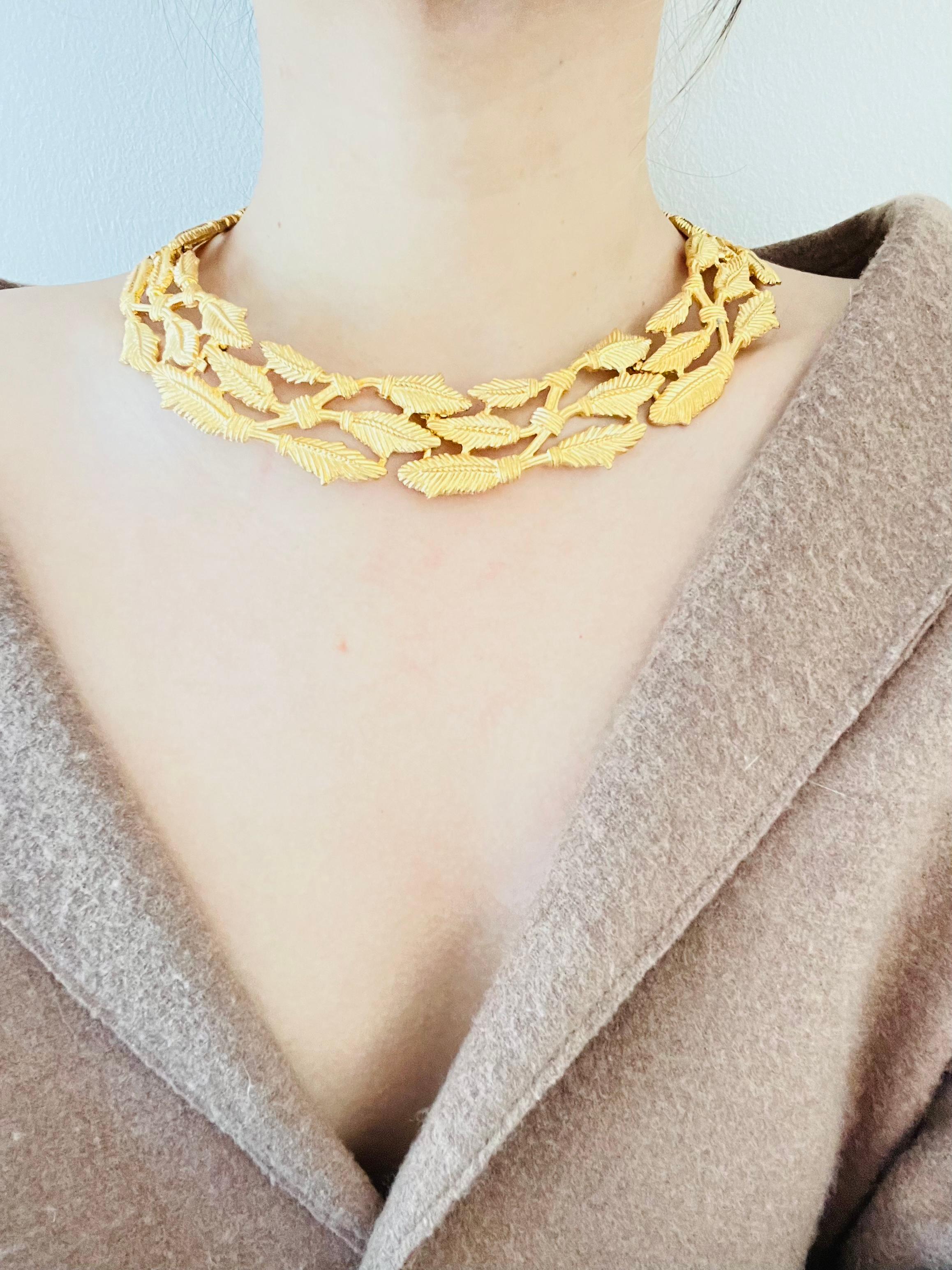 Givenchy Vintage 1980s Chunky Watch Link Trio Layer Leaf Collar Choker Necklace For Sale 2