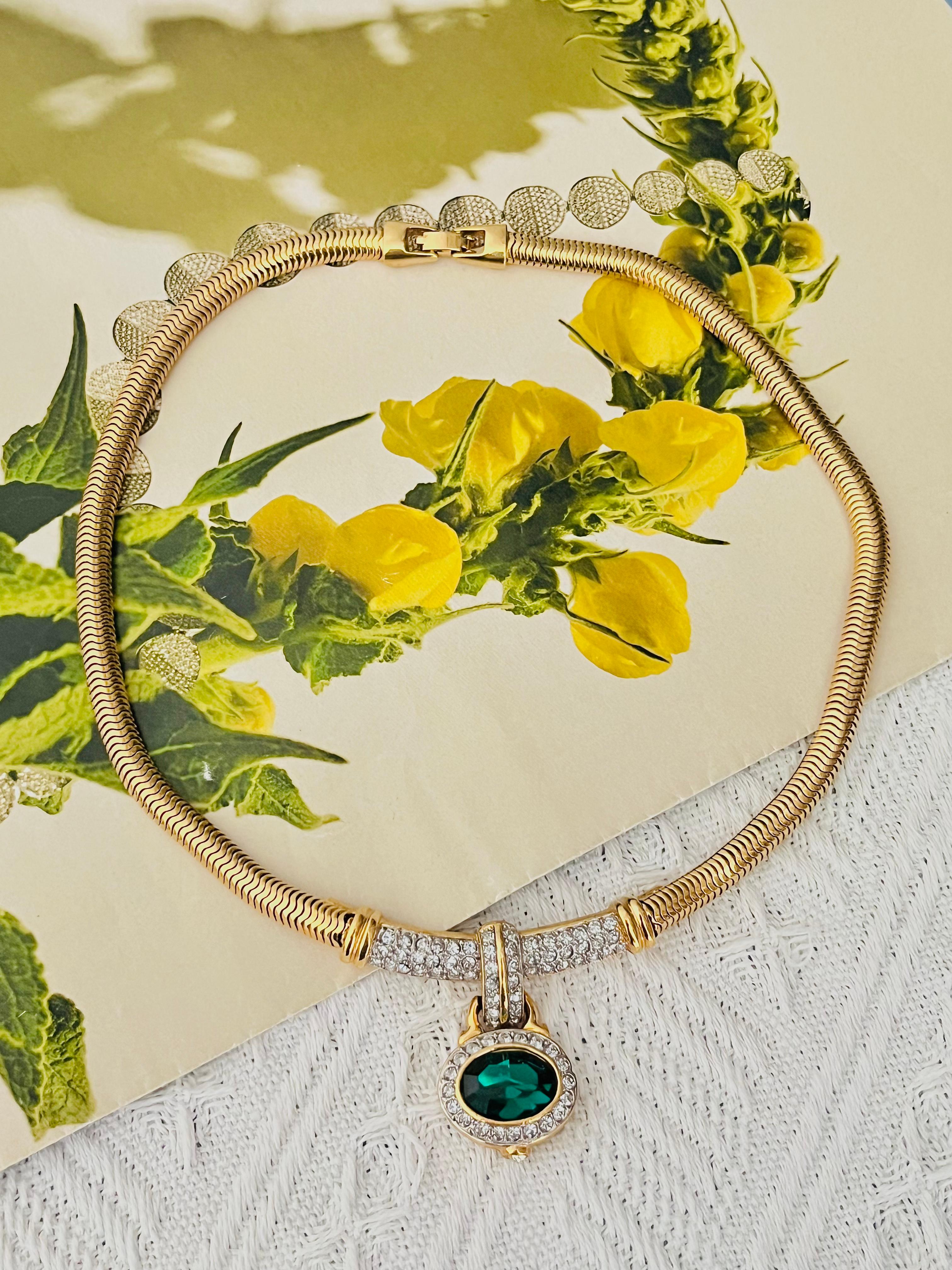 Givenchy Vintage 1980s Emerald Dark Green Oval Whole Crystals Bar Crescent Dangle Pendant Elegant Modernist Snake Choker Collar Chain Necklace, Gold Tone

Ottime condizioni. Non ci sono pietre perse. Leggera scheggiatura sulla pietra principale,