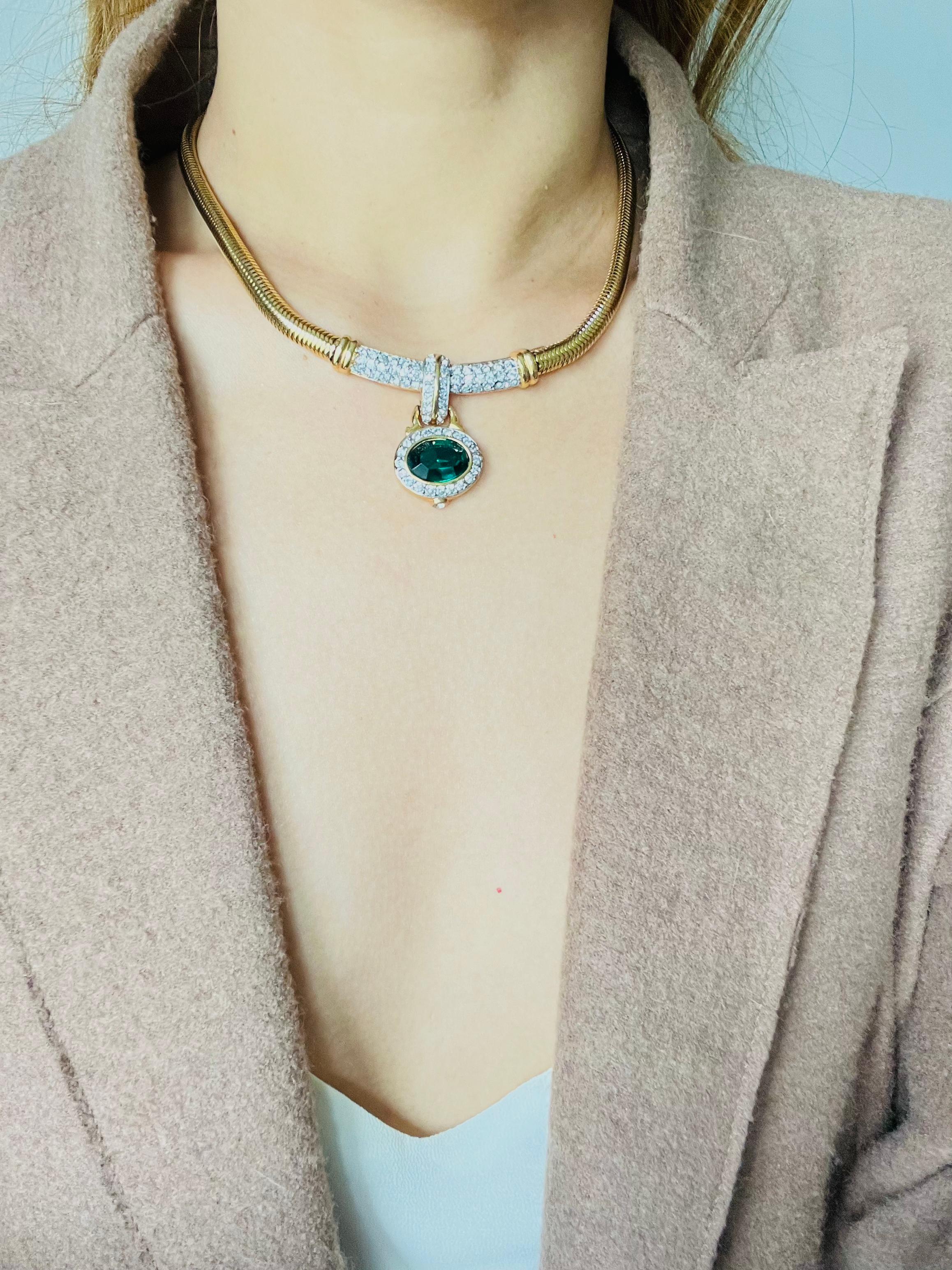 da uomo o donna Givenchy Vintage 1980 smeraldo ovale cristalli bar ciondolo collana serpente in vendita