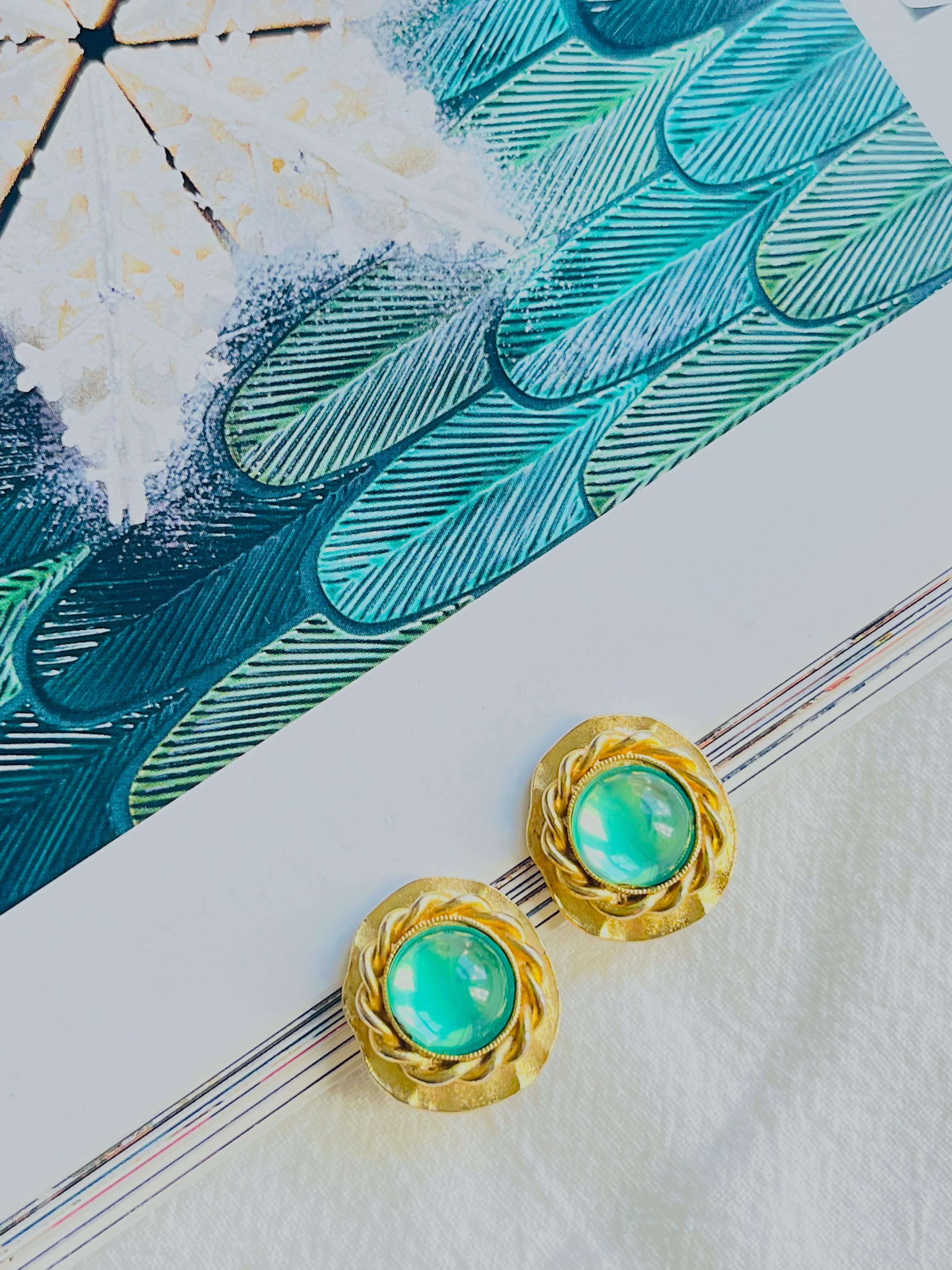Givenchy Vintage 1980s Grüne Kristalle Smaragd Gripoix Welle Seil Clip Ohrringe, Gold-Ton

Sehr guter Zustand. Besonderes Design. Selten zu finden. 100% echt.

Givenchy Signiert deutlich auf der Rückseite eines Ohrrings.

Größe: 1,8*1,8