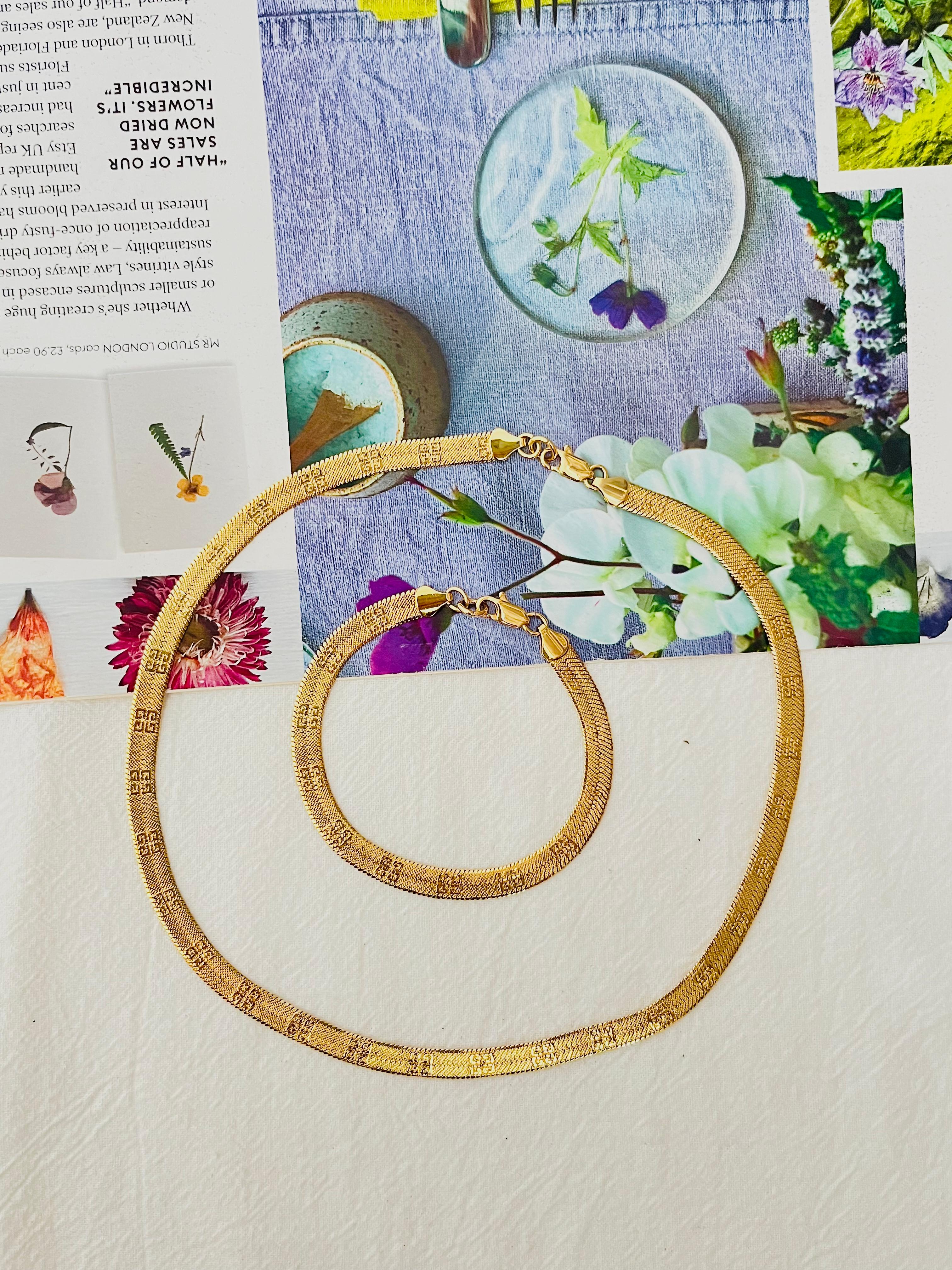 Givenchy Vintage 1980s Iconic 4G Logo Relief Herringbone Chain Mesh 2 Set Gold In Excellent Condition For Sale In Wokingham, England