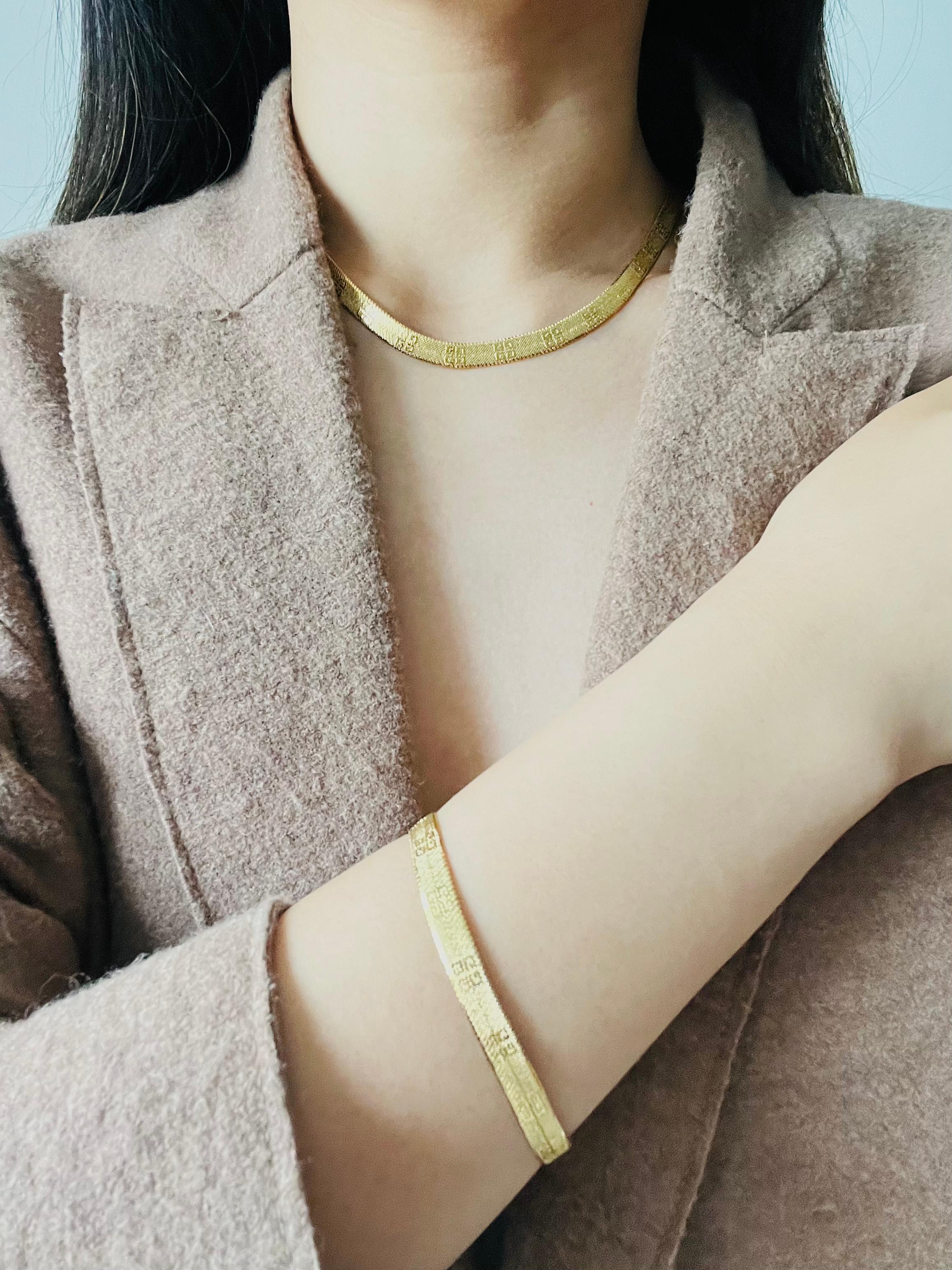 Givenchy Vintage 1980s Iconic 4G Logo Relief Herringbone Chain Mesh 2 Set Gold For Sale 1