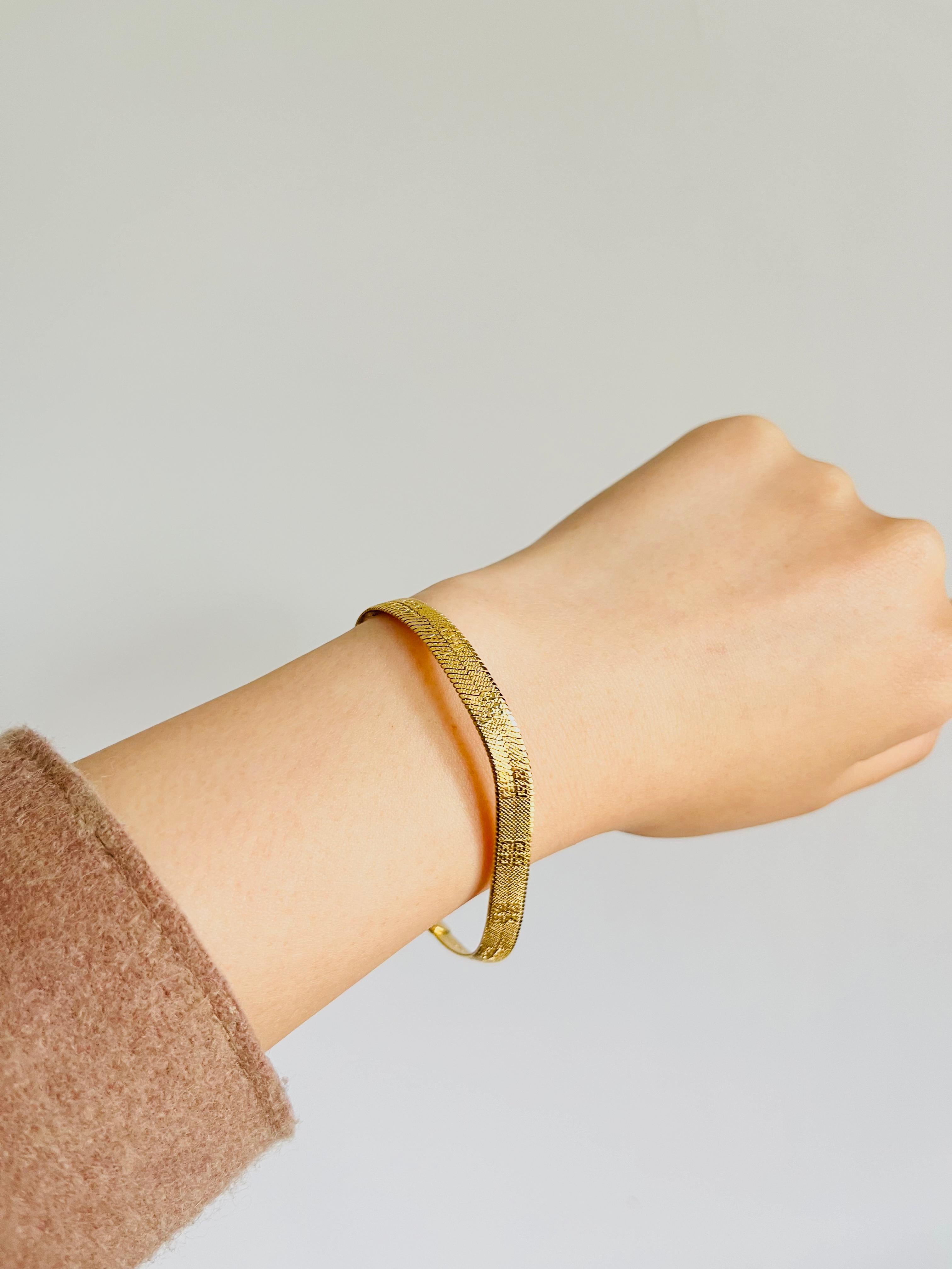 Givenchy Vintage 1980s Iconic 4G Logo Relief Herringbone Chain Mesh 2 Set Gold For Sale 3