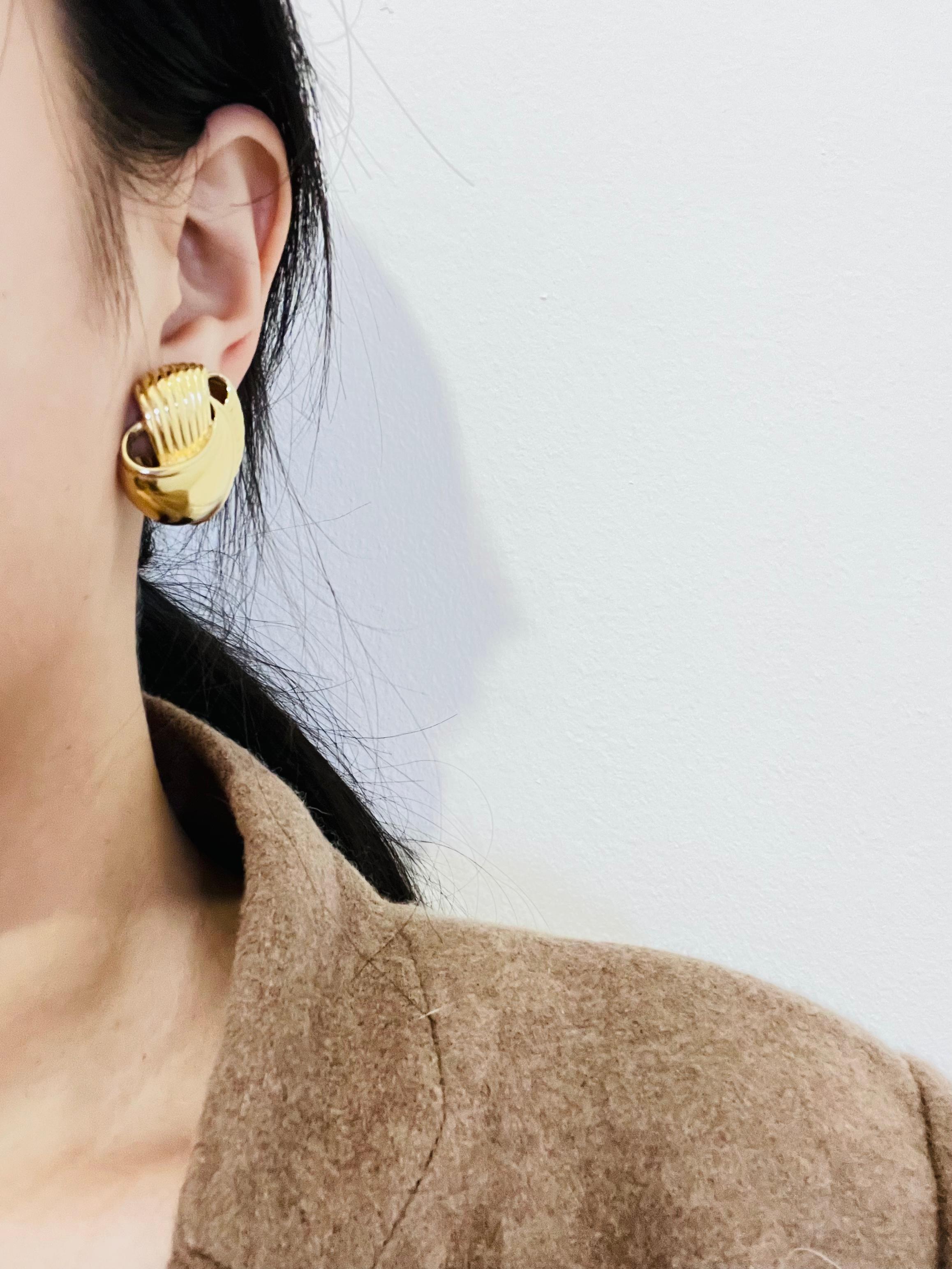Givenchy Vintage Años 80 Pendientes de clip gruesos con forma de cúpula redonda y brillo de remolino en 3D en Bueno estado para la venta en Wokingham, England