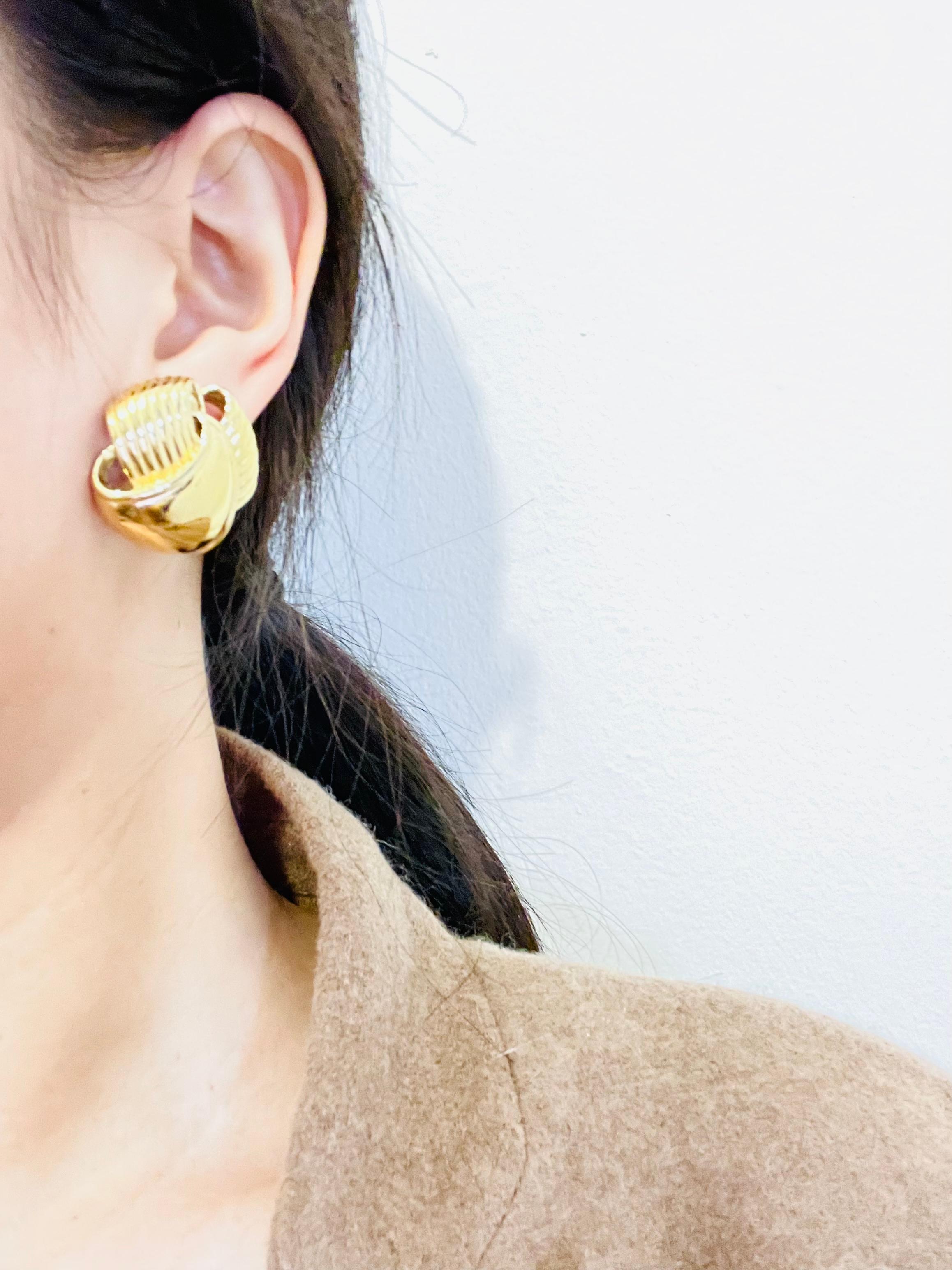 Femenino o masculino Givenchy Vintage Años 80 Pendientes de clip gruesos con forma de cúpula redonda y brillo de remolino en 3D en venta