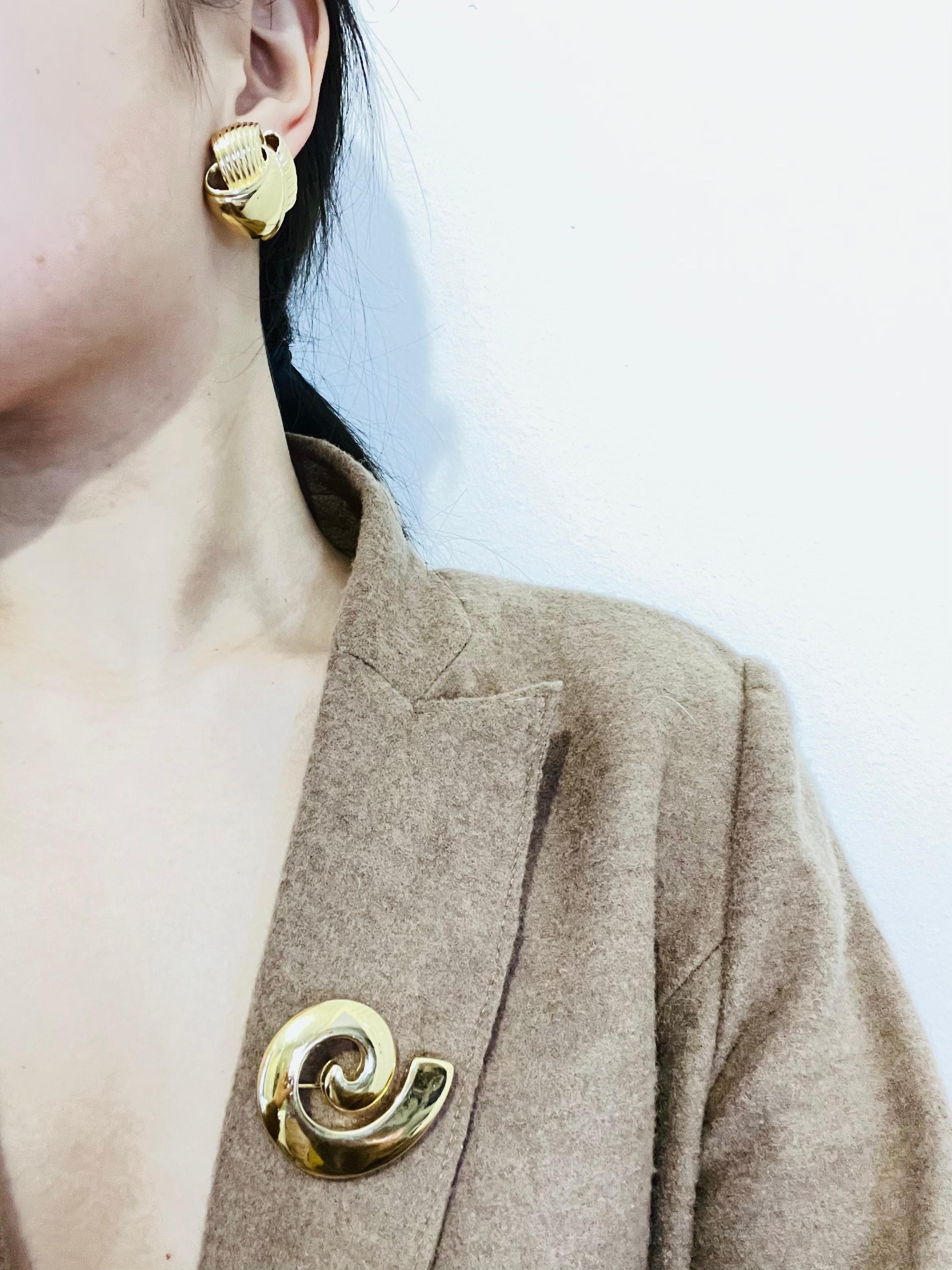 Givenchy Vintage Años 80 Pendientes de clip gruesos con forma de cúpula redonda y brillo de remolino en 3D en venta 2