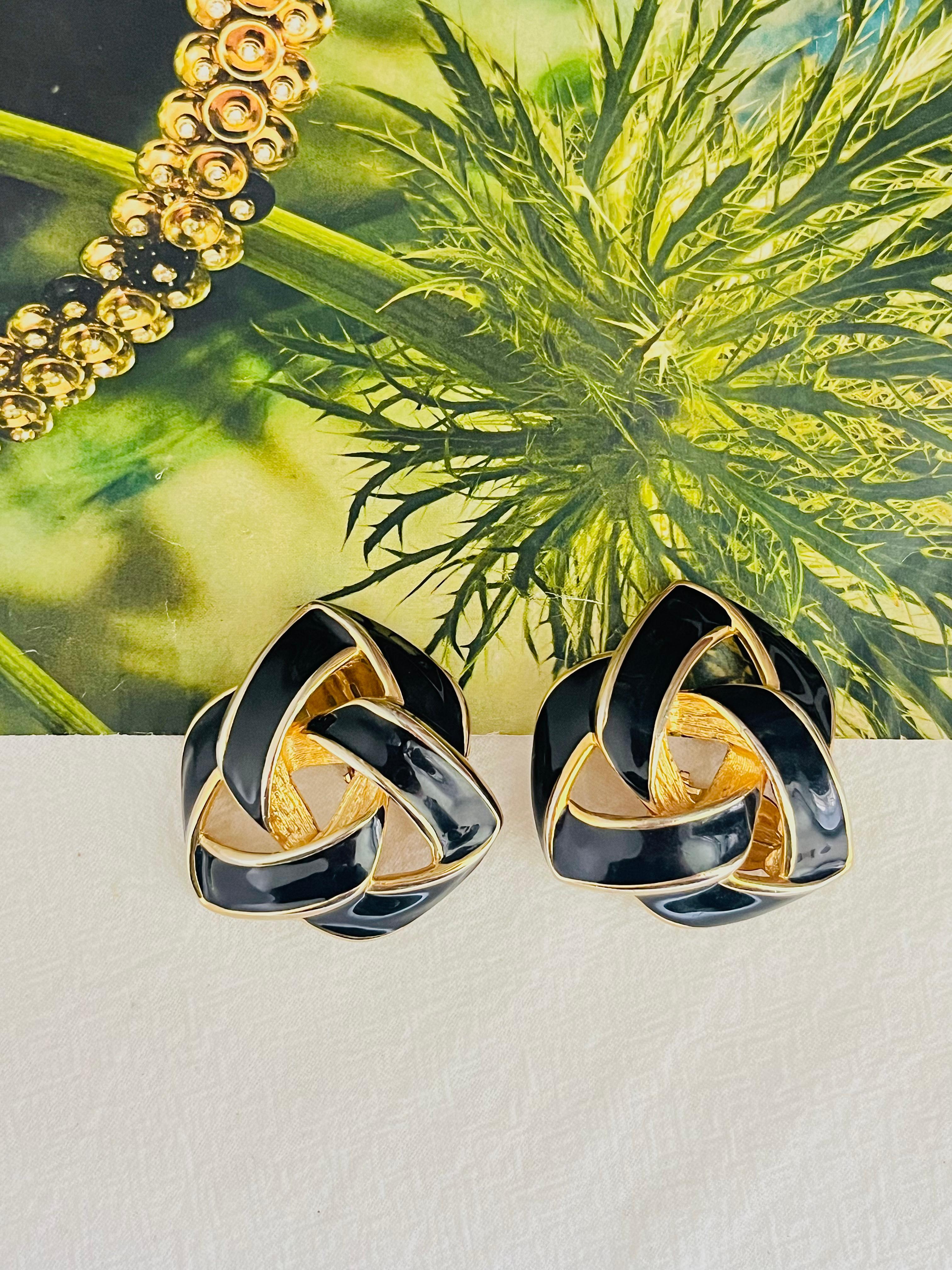 Women's or Men's Givenchy Vintage 1980s Large Black Enamel Knot Interlocked Chunky Clip Earrings For Sale