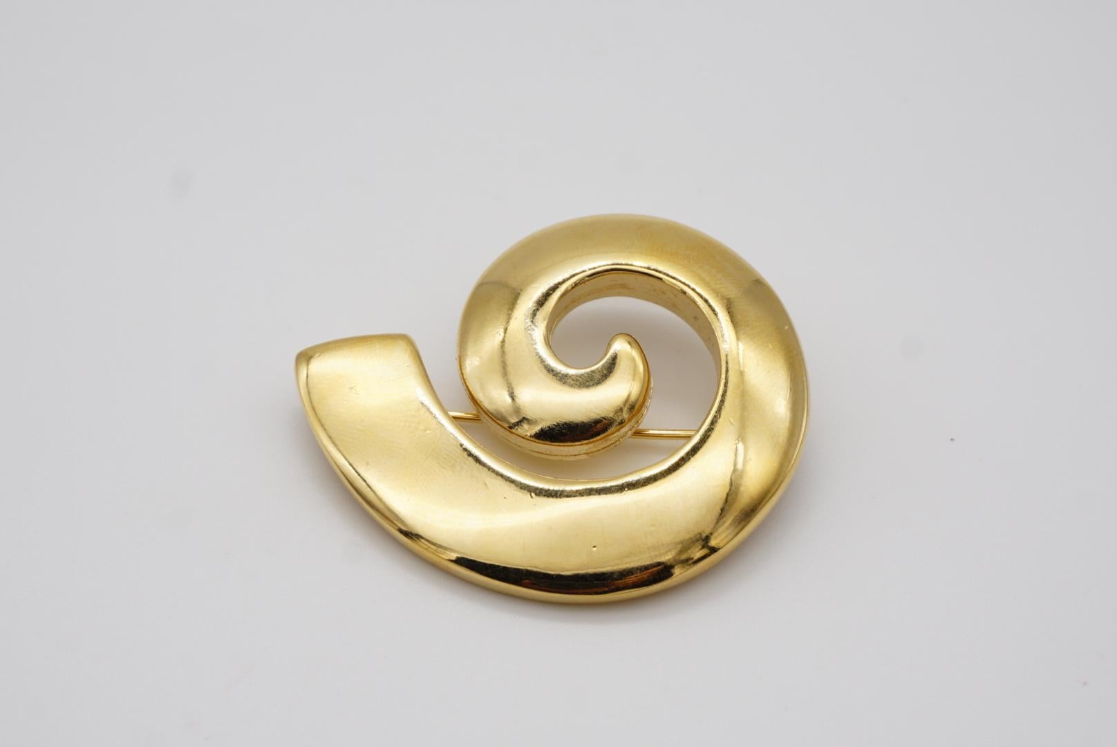 Givenchy Vintage 1980s Large Glow Swirl Sculpted Abstract Modernist Gold Brooch For Sale 1