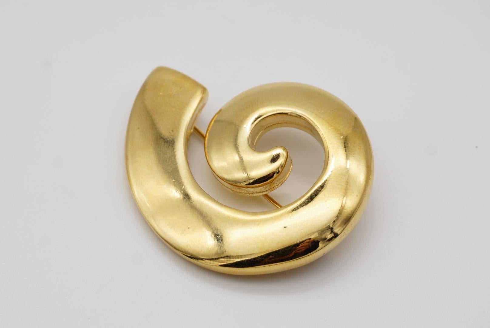 Givenchy Vintage 1980s Large Glow Swirl Sculpted Abstract Modernist Gold Brooch For Sale 2