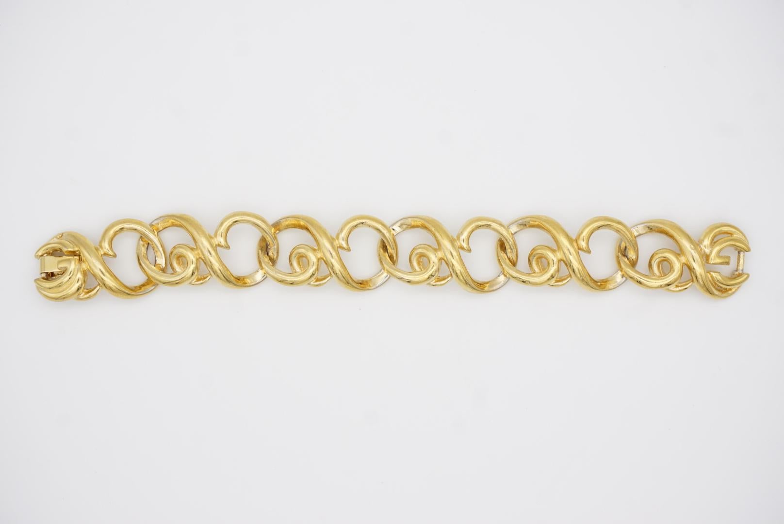 Givenchy Vintage 1980s Large Hoop Interlocked Double G Link Chunky Gold Bracelet en venta 5