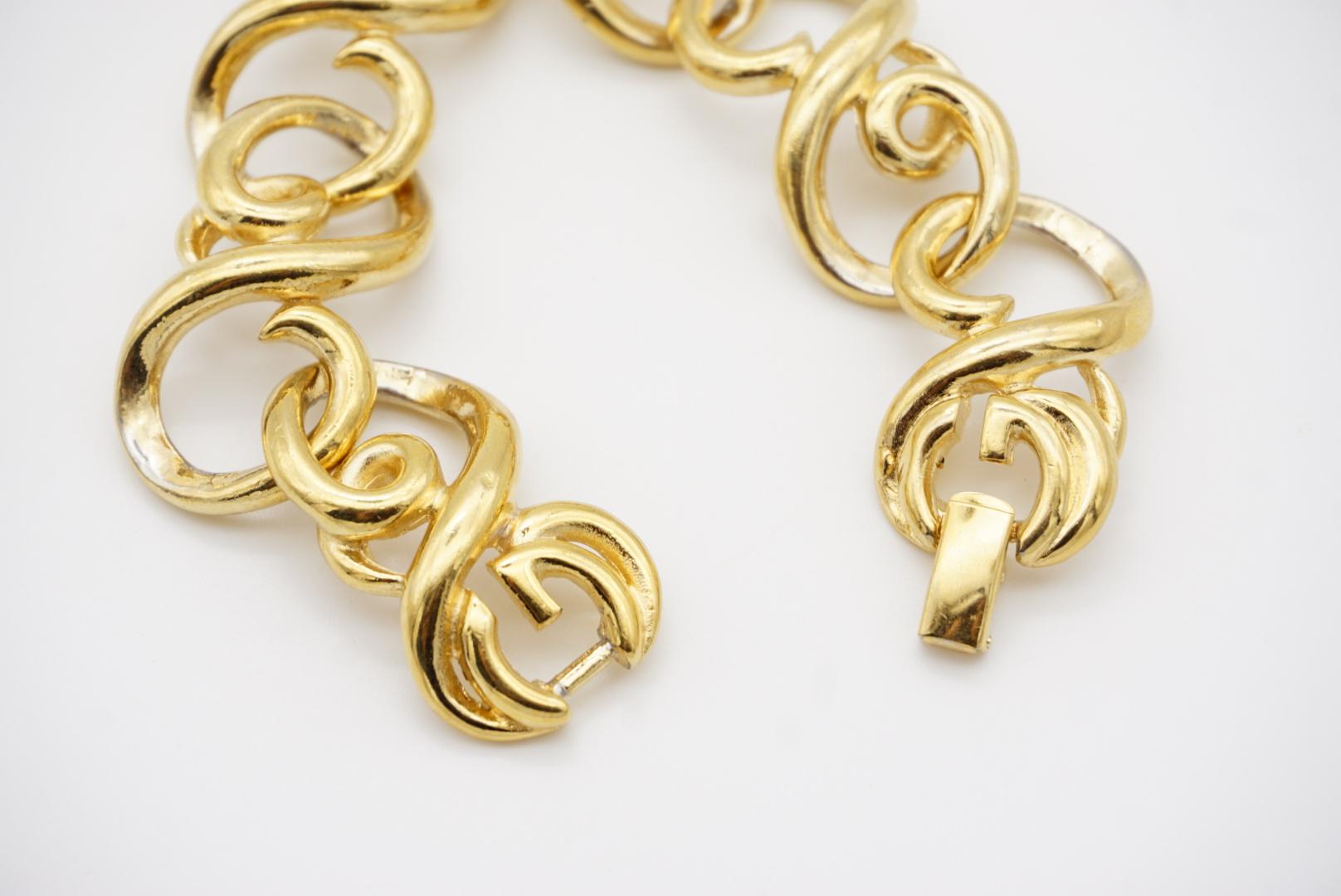 Givenchy Vintage 1980s Large Hoop Interlocked Double G Link Chunky Gold Bracelet en venta 7