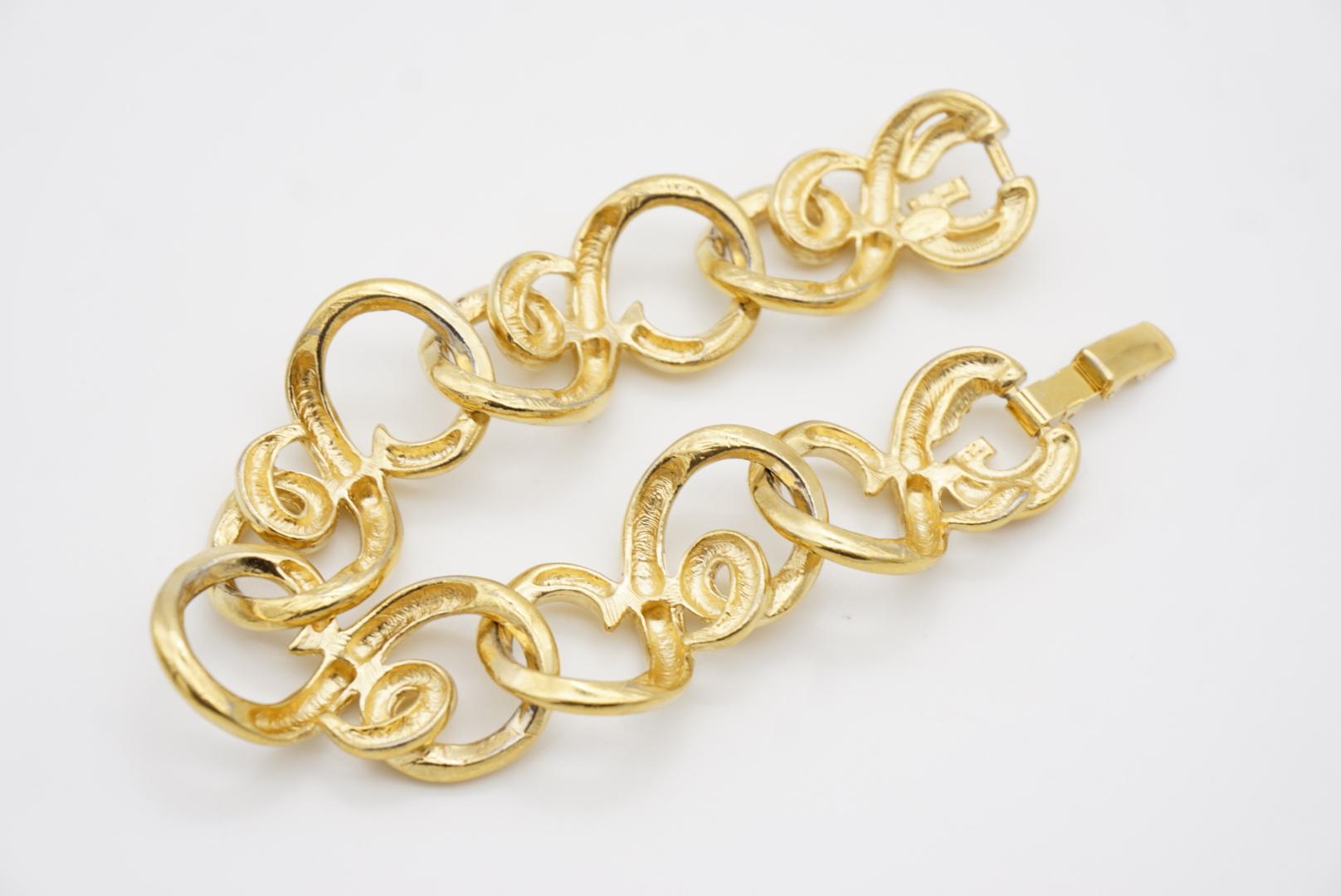Givenchy Vintage 1980s Large Hoop Interlocked Double G Link Chunky Gold Bracelet en venta 8