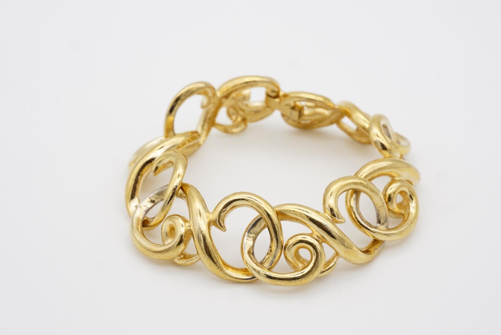 Givenchy Vintage 1980s Large Hoop Interlocked Double G Link Chunky Gold Bracelet en venta 11