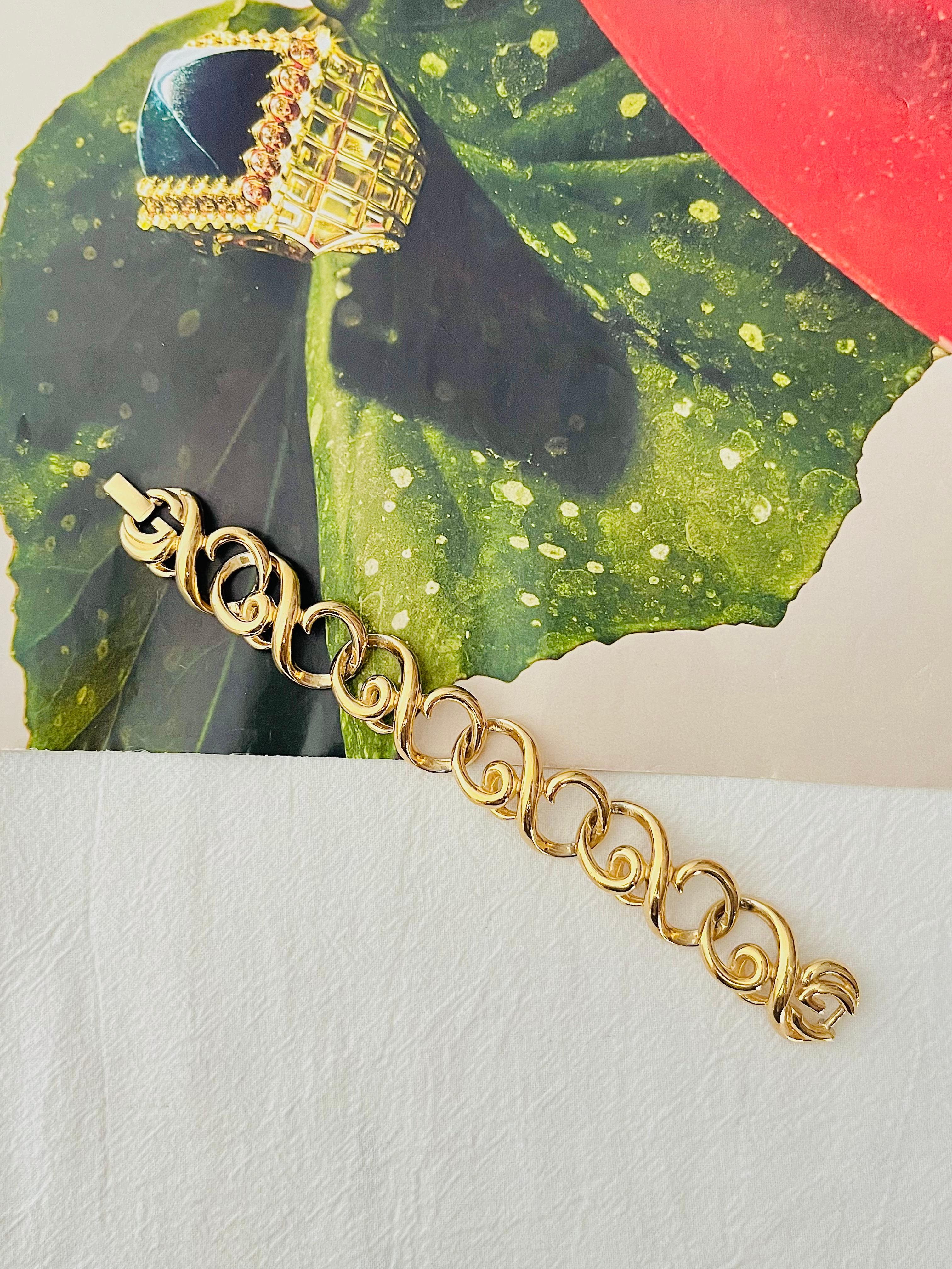 Givenchy Vintage 1980s Large Hoop Interlocked Double G Link Chunky Gold Bracelet Contemporáneo en venta
