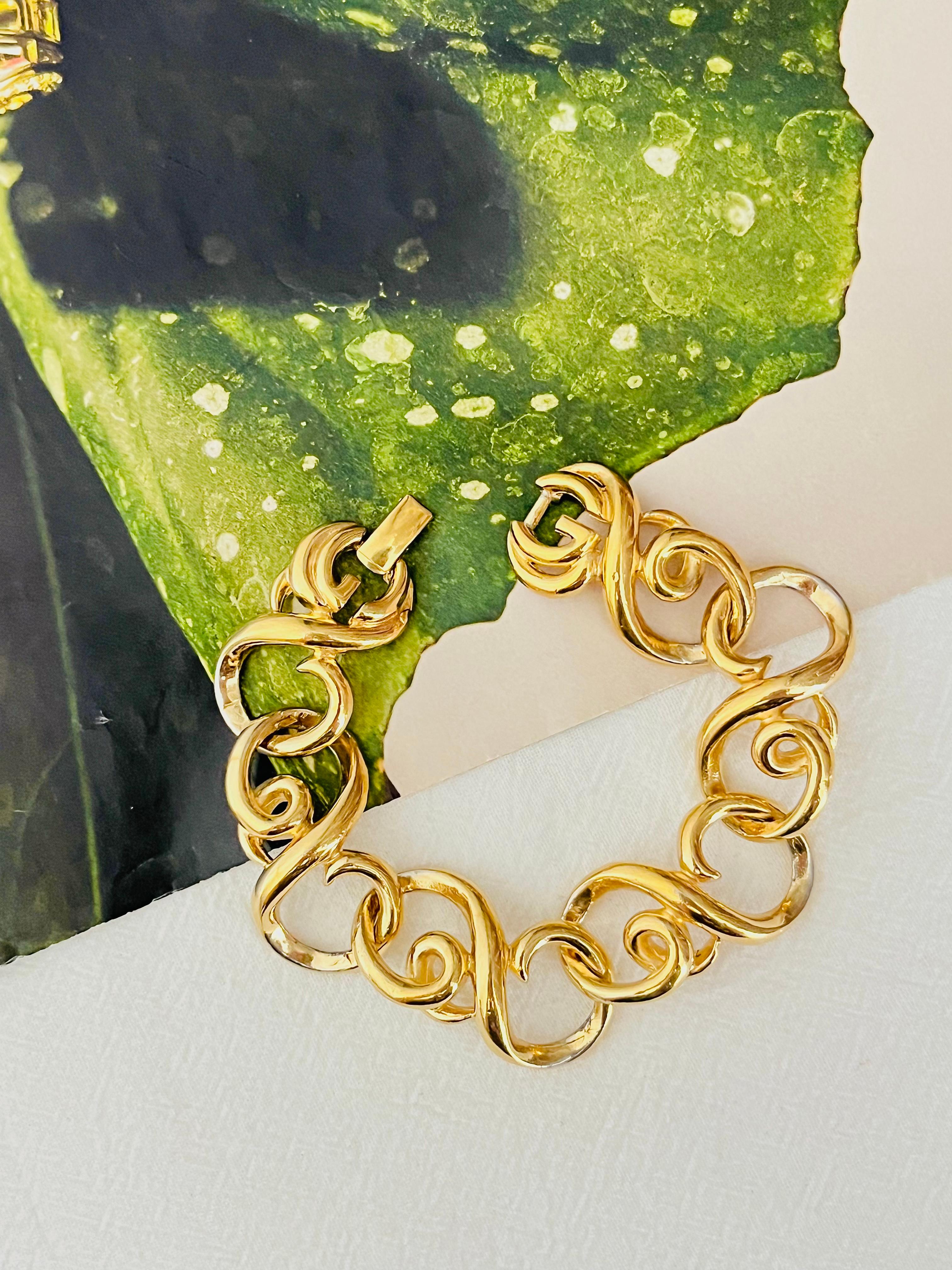 De las mujeres Givenchy Vintage 1980s Large Hoop Interlocked Double G Link Chunky Gold Bracelet en venta