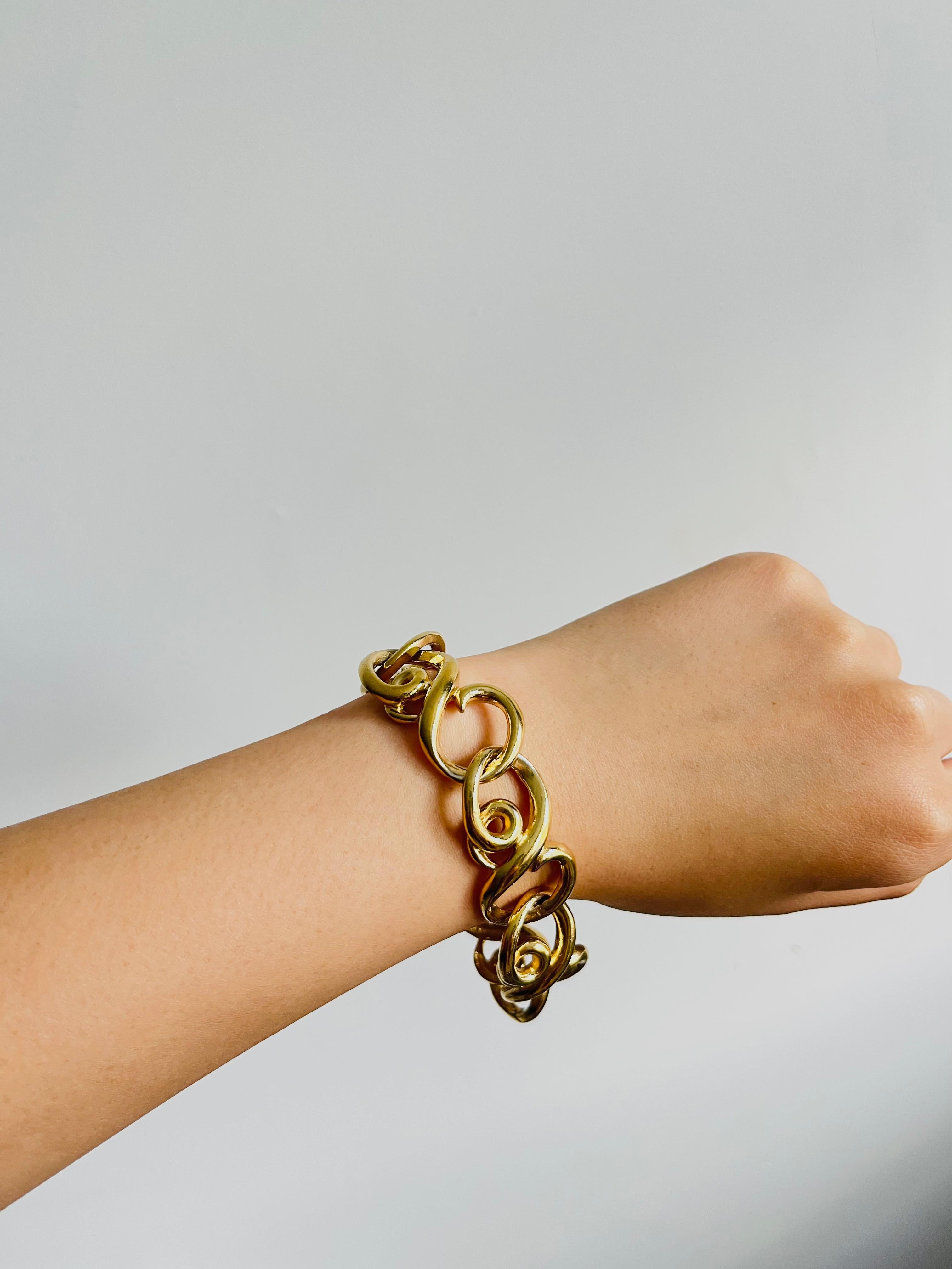 Givenchy Vintage 1980s Large Hoop Interlocked Double G Link Chunky Gold Bracelet en venta 3