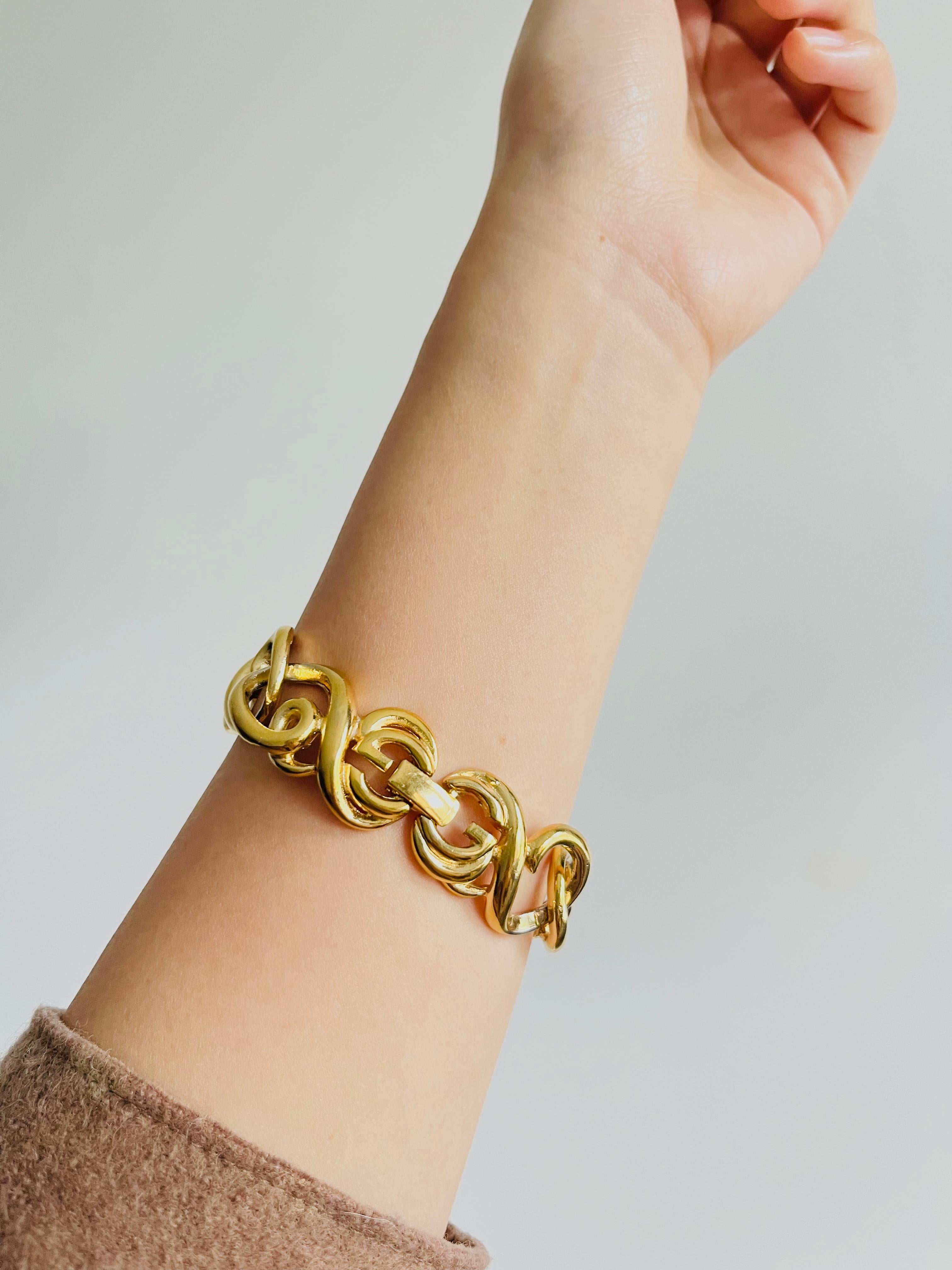 Givenchy Vintage 1980s Large Hoop Interlocked Double G Link Chunky Gold Bracelet en venta 4