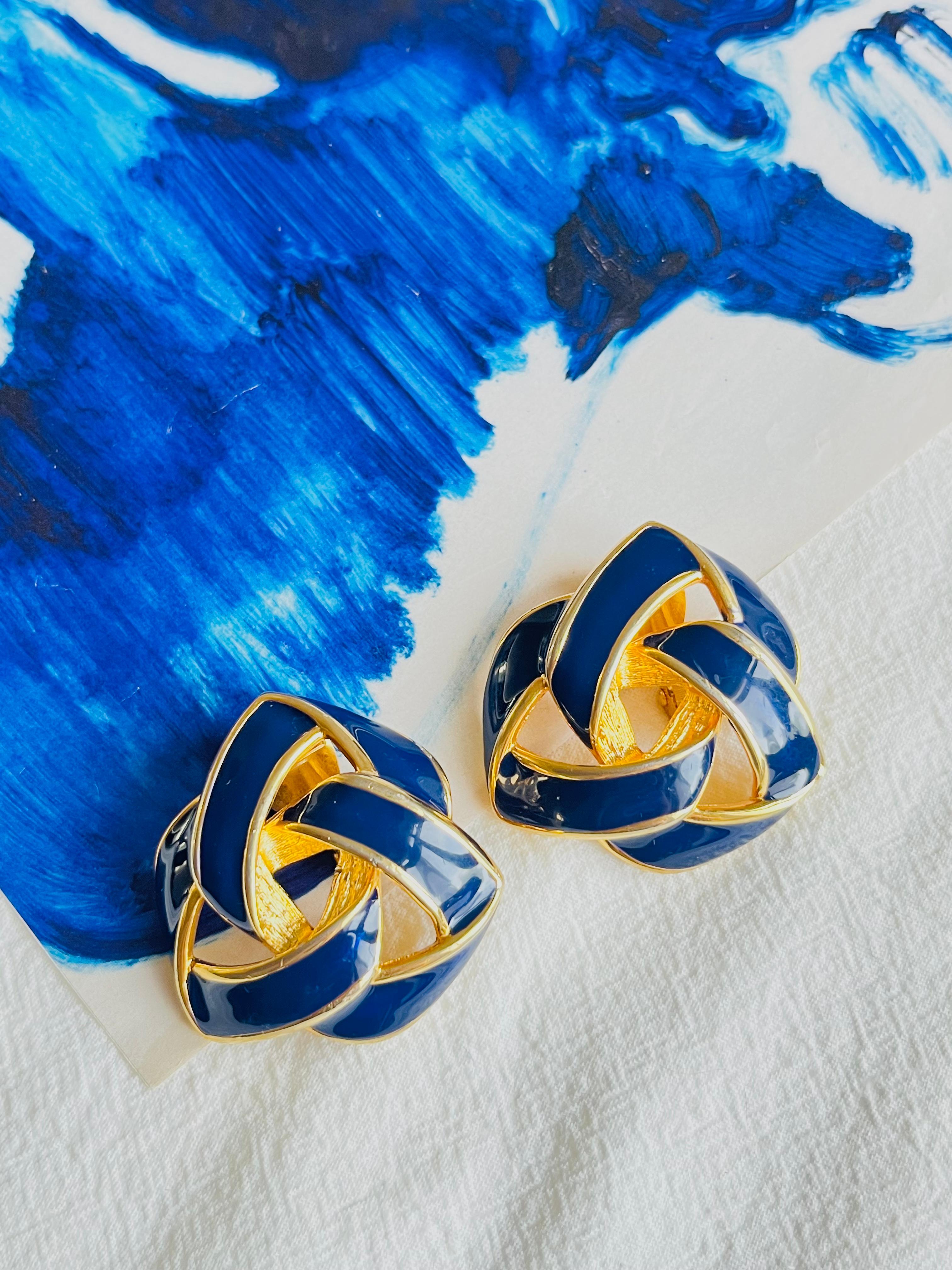 Givenchy Vintage 1980s Large Navy Enamel Knot Interlocked Chunky Clip Earrings In Good Condition For Sale In Wokingham, England
