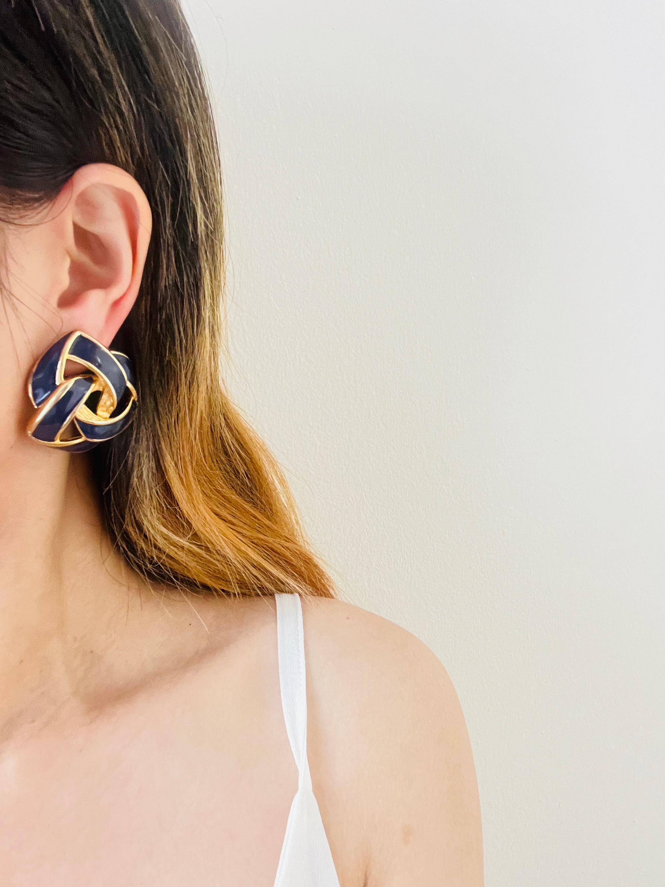 Givenchy Vintage 1980er Jahre Große Marine Emaille-Knoten ineinandergreifende klobige Clip-Ohrringe im Angebot 1