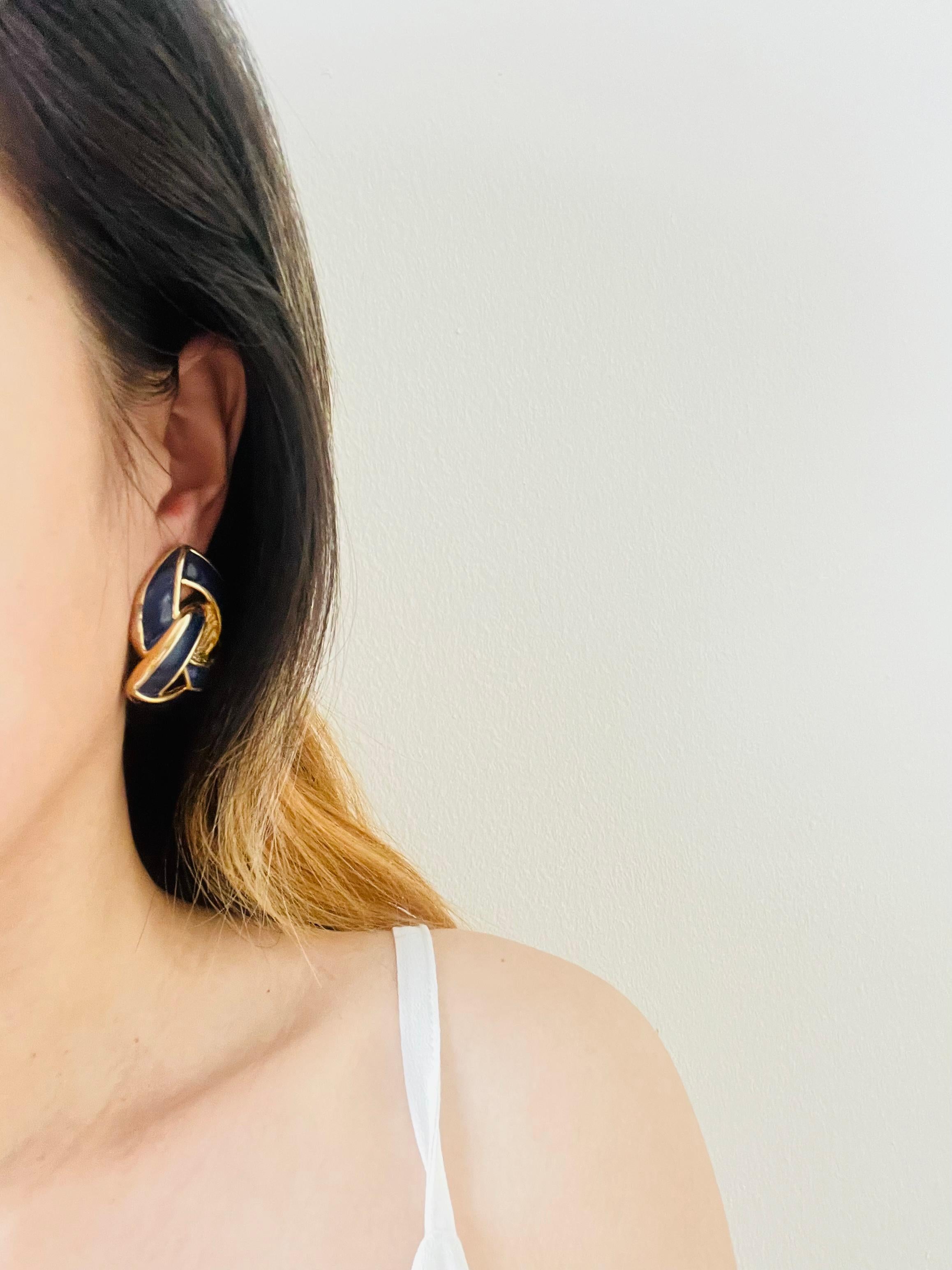 Givenchy Vintage 1980er Jahre Große Marine Emaille-Knoten ineinandergreifende klobige Clip-Ohrringe im Angebot 2