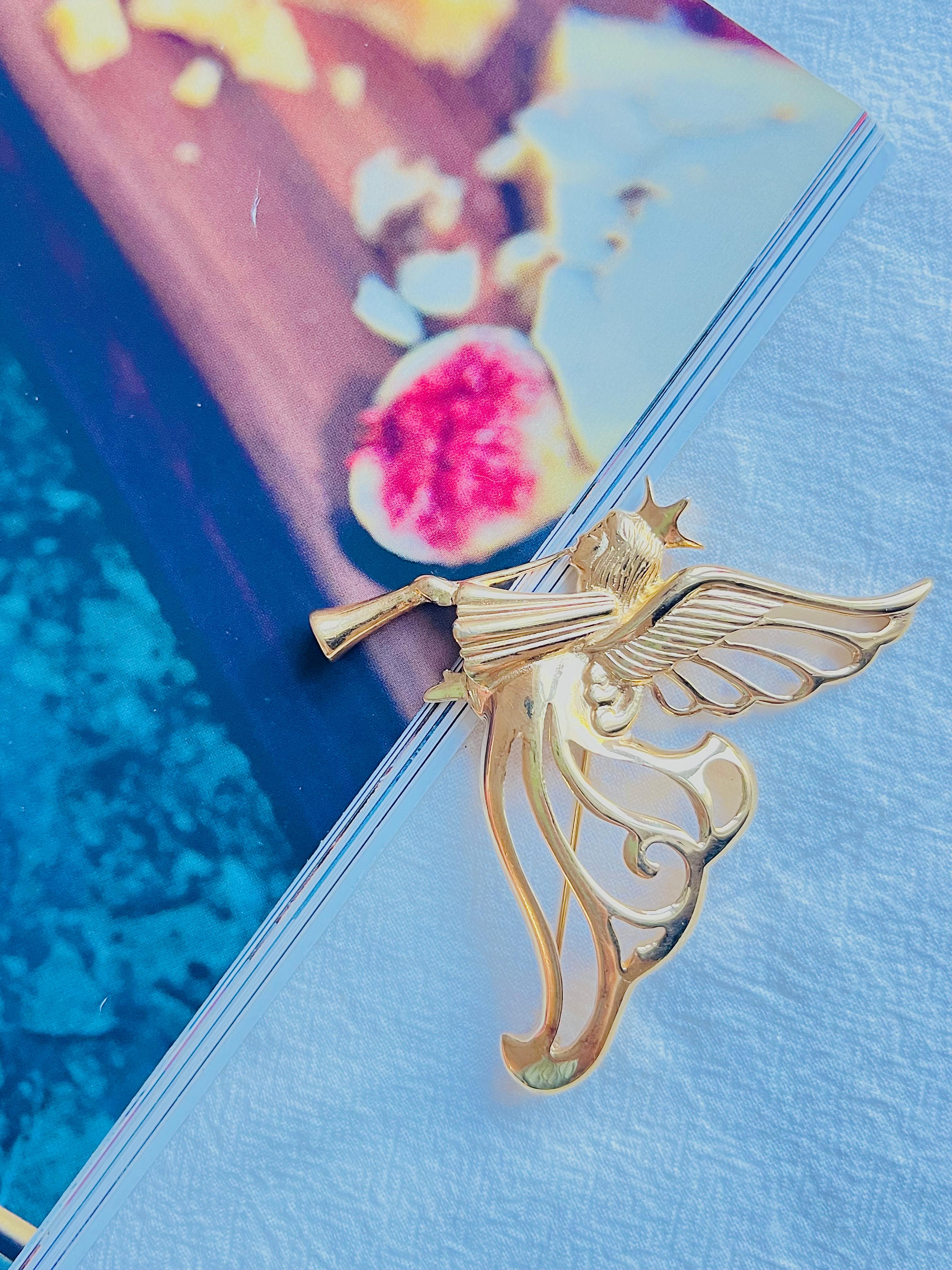 Art déco Givenchy, grande broche trompette ajourée avec ailes volantes et ange du ciel, vintage des années 1980 en vente