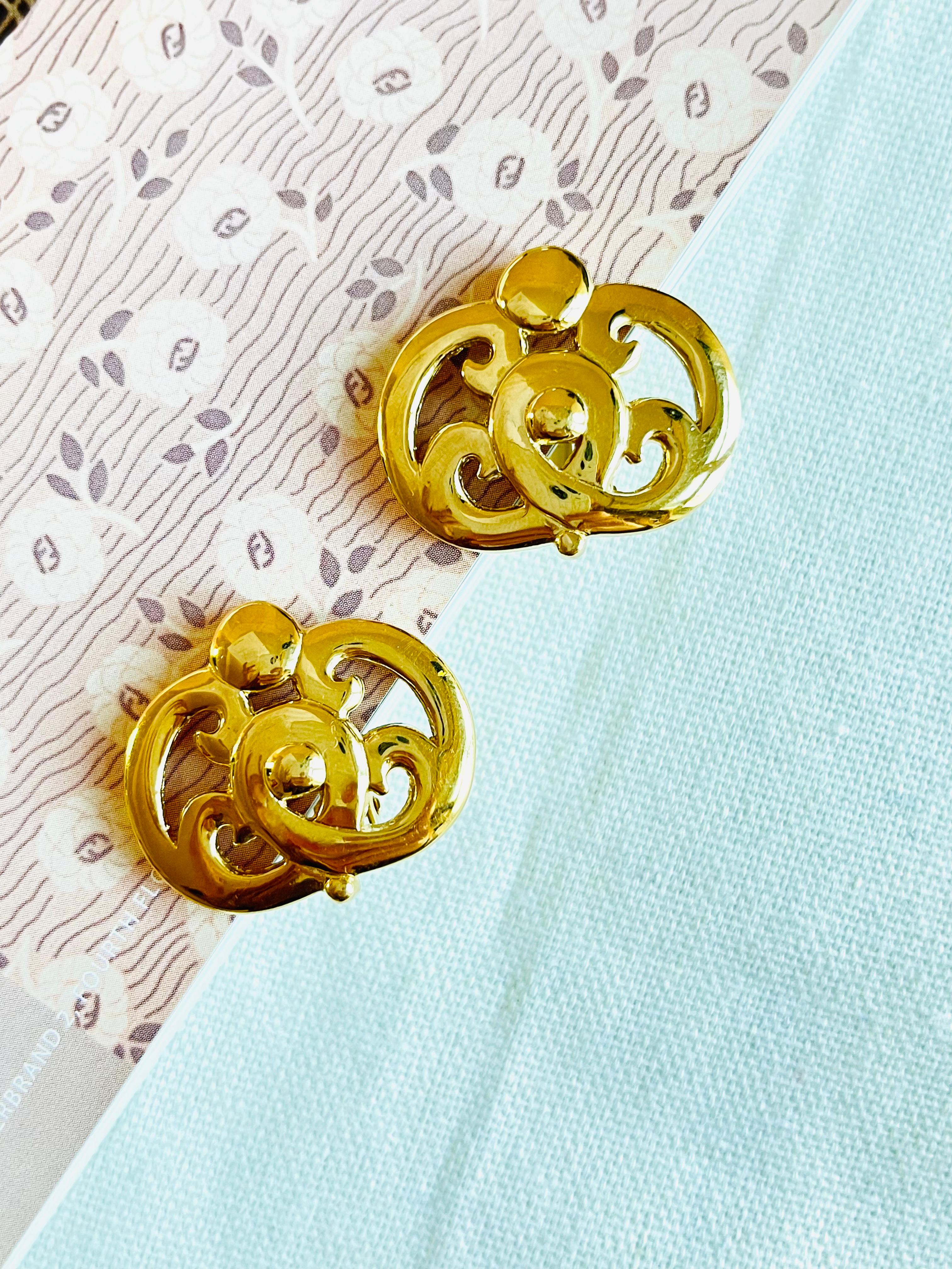 Byzantine Givenchy Vintage 1980s Large Openwork Sculpted Hollow Gold Oval Clip Earrings For Sale