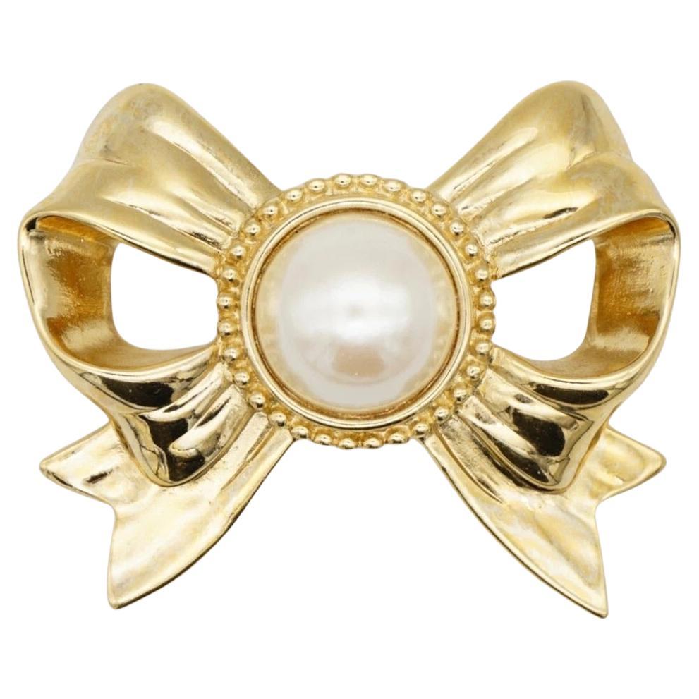 Pre-owned Givenchy Vintage 1980s Large Openwork White Circle Pearl Knot Bow Ribbon Brooch