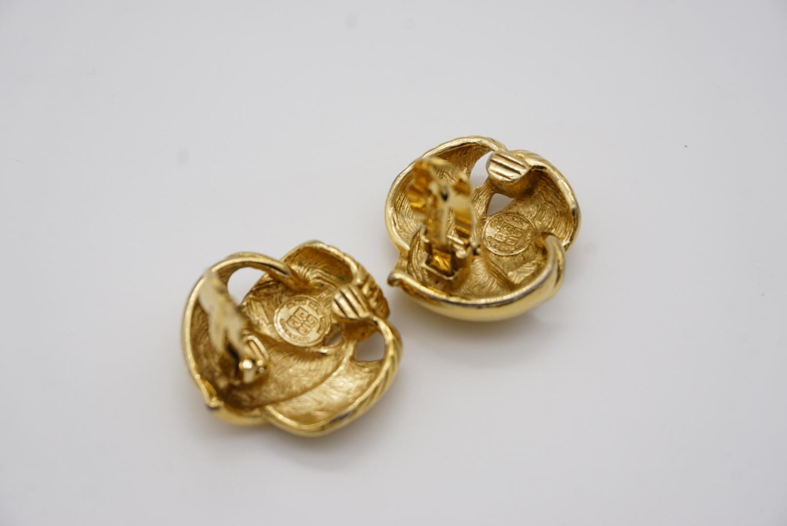 Givenchy Vintage 1980s Large Swirl Round Wing Interlock Chunky Clip Earrings For Sale 5