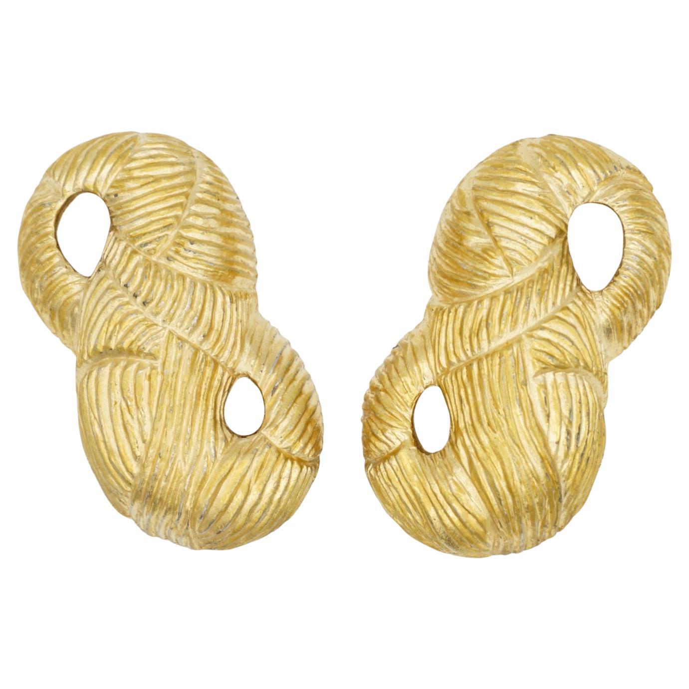 Givenchy Vintage 1980s Unisex Large Textured Peanut No 8 Openwork Chunky Statement Clip Earrings, Gold Tone

Very good condition. Some light scratches and colour loss. 100% Genuine.

Material: Gold plated metal.

Size: Height 4cm, Length 2cm, Depth