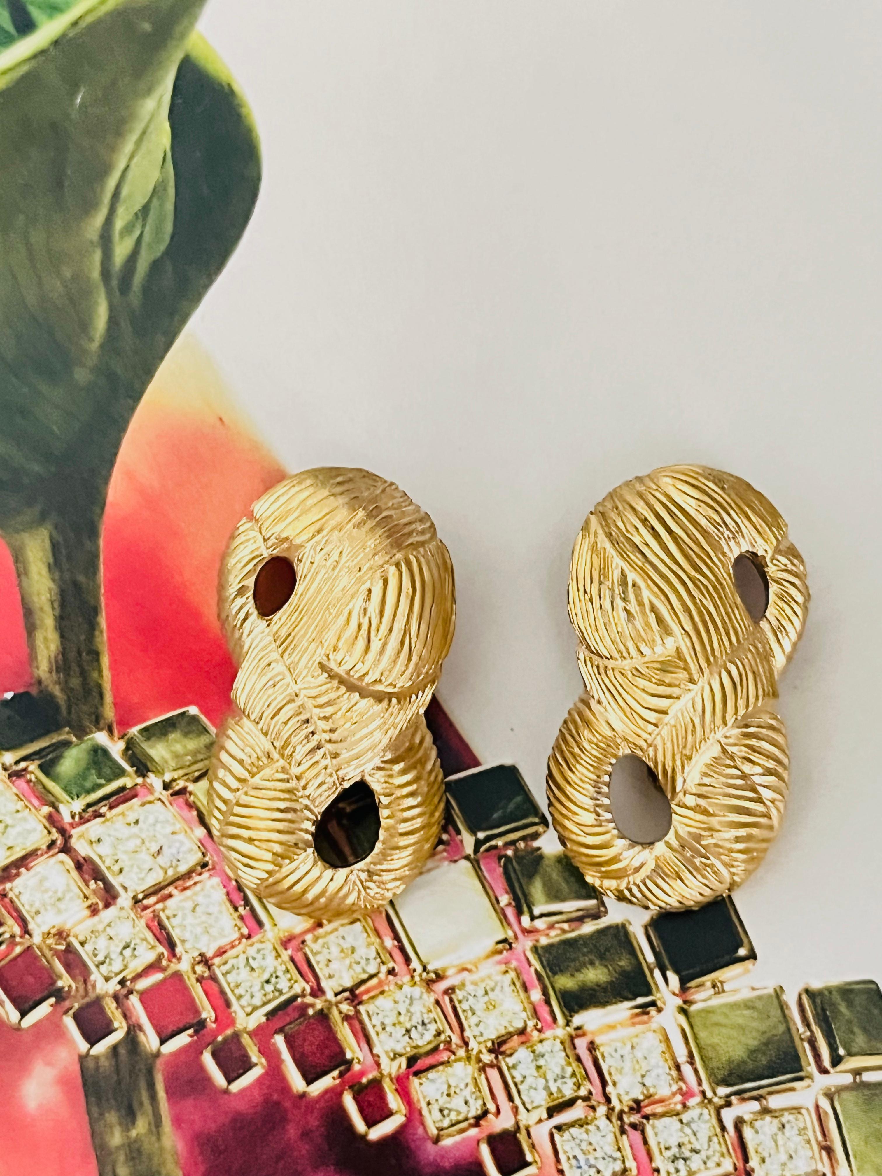 Givenchy Vintage 1980s Large Textured Peanut No 8 Openwork Chunky Clip Earrings In Good Condition For Sale In Wokingham, England