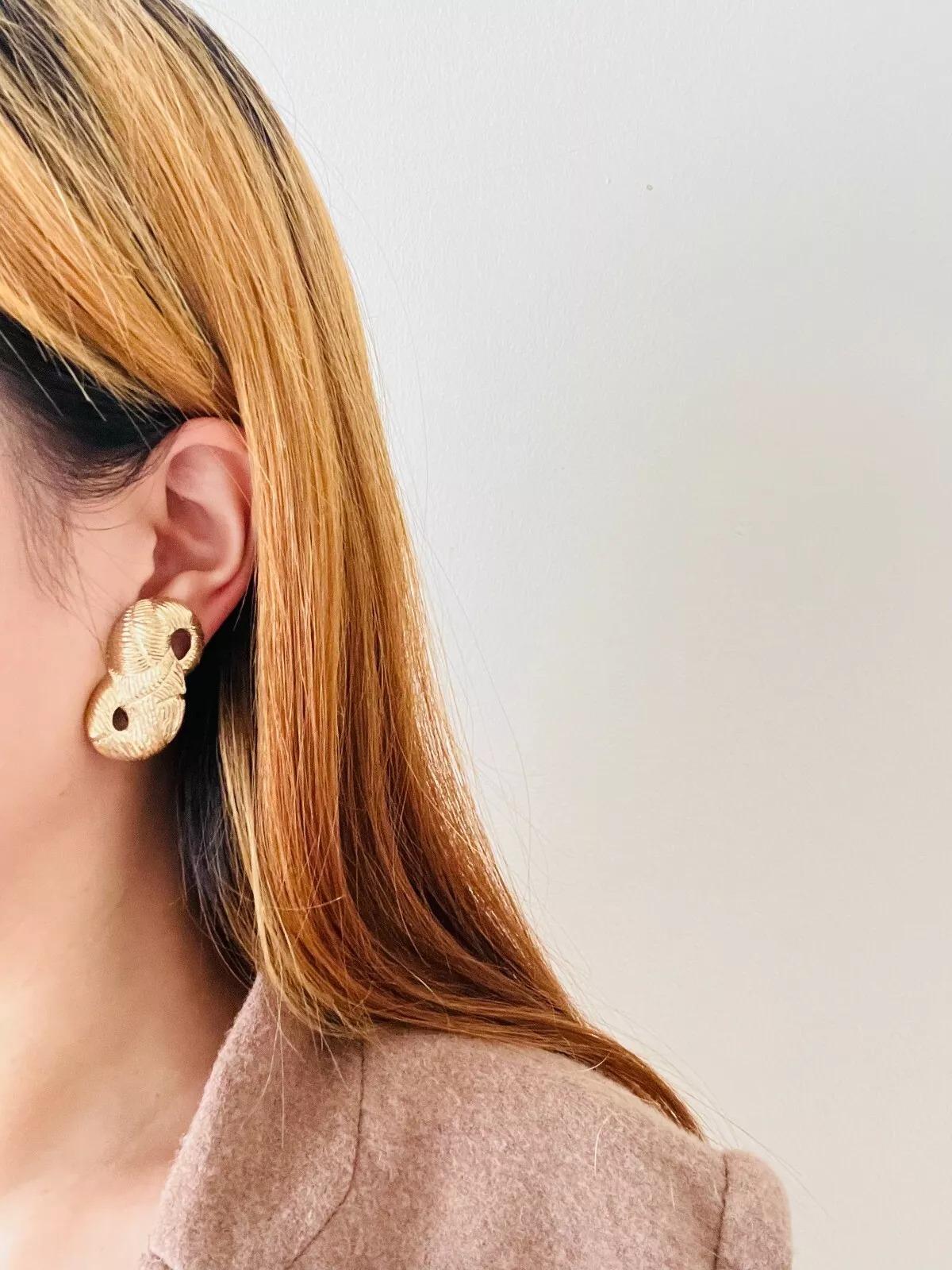 Givenchy Vintage 1980s Large Textured Peanut No 8 Openwork Chunky Clip Earrings For Sale 1