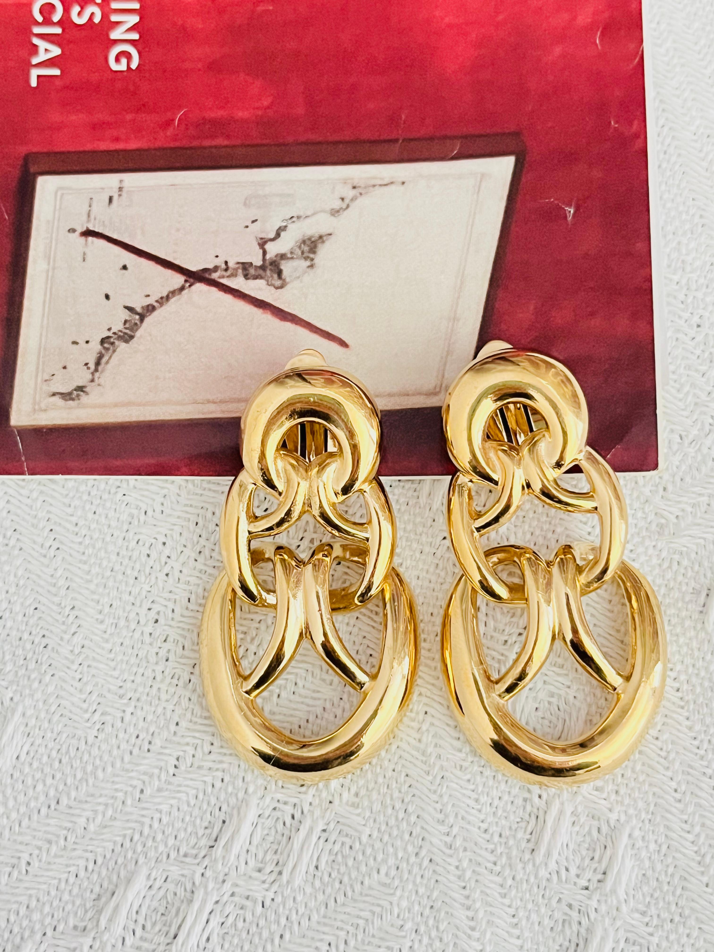 Givenchy Vintage 1980s Unisex lange große Glow Trio 3 verflochtene Hoop Herz baumeln Drop klobig Modernist Clip-Ohrringe, Gold-Ton

Sehr guter Zustand. Vielleicht sehr leichte Kratzer oder Farbverluste, kaum wahrnehmbar. 100% echt.

Givenchy