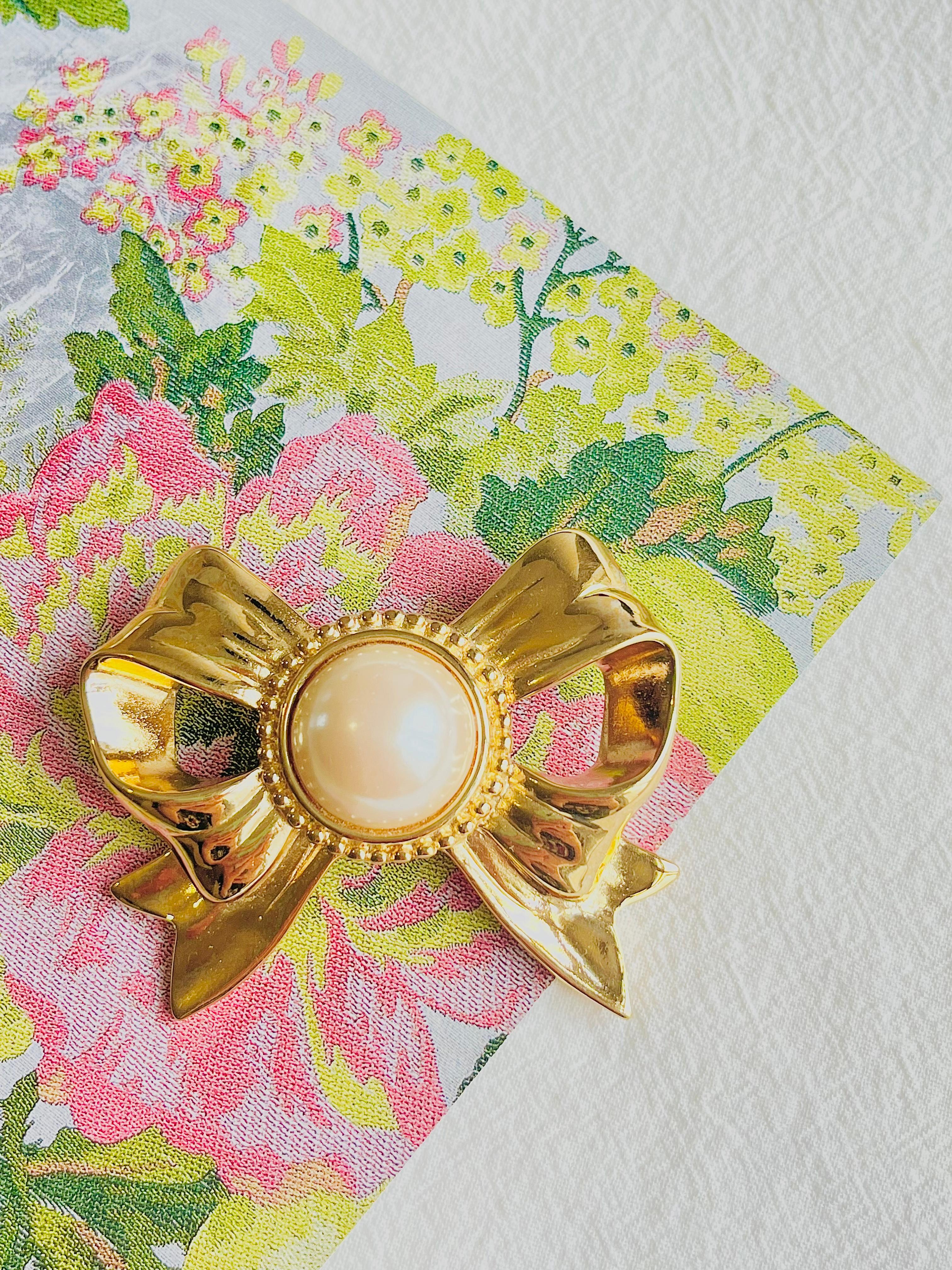 Art déco Givenchy Broche vintage en forme de grand cercle avec nœud papillon ajouré et perles blanches, années 1980 en vente