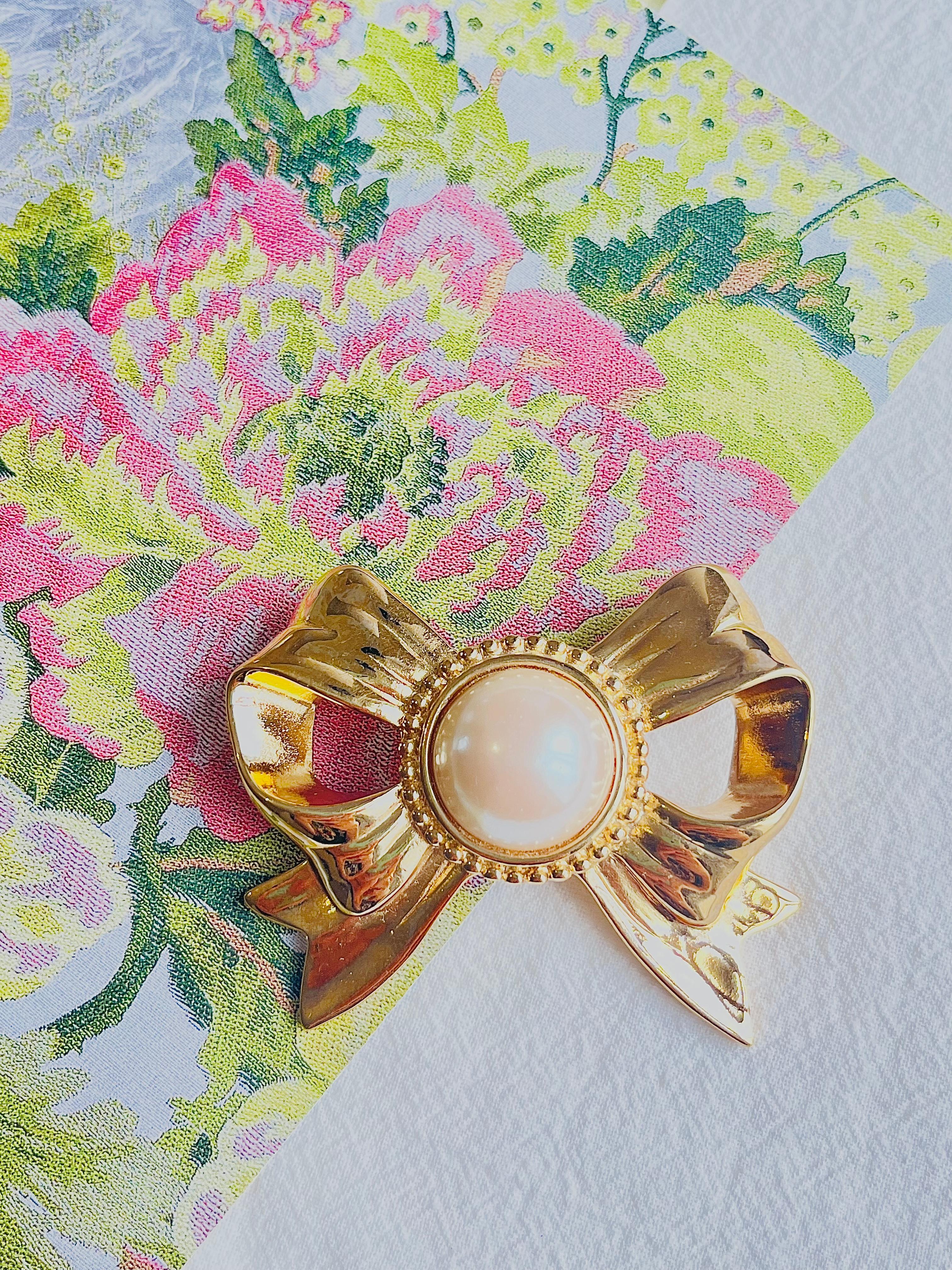 Givenchy Broche vintage en forme de grand cercle avec nœud papillon ajouré et perles blanches, années 1980 Excellent état - En vente à Wokingham, England