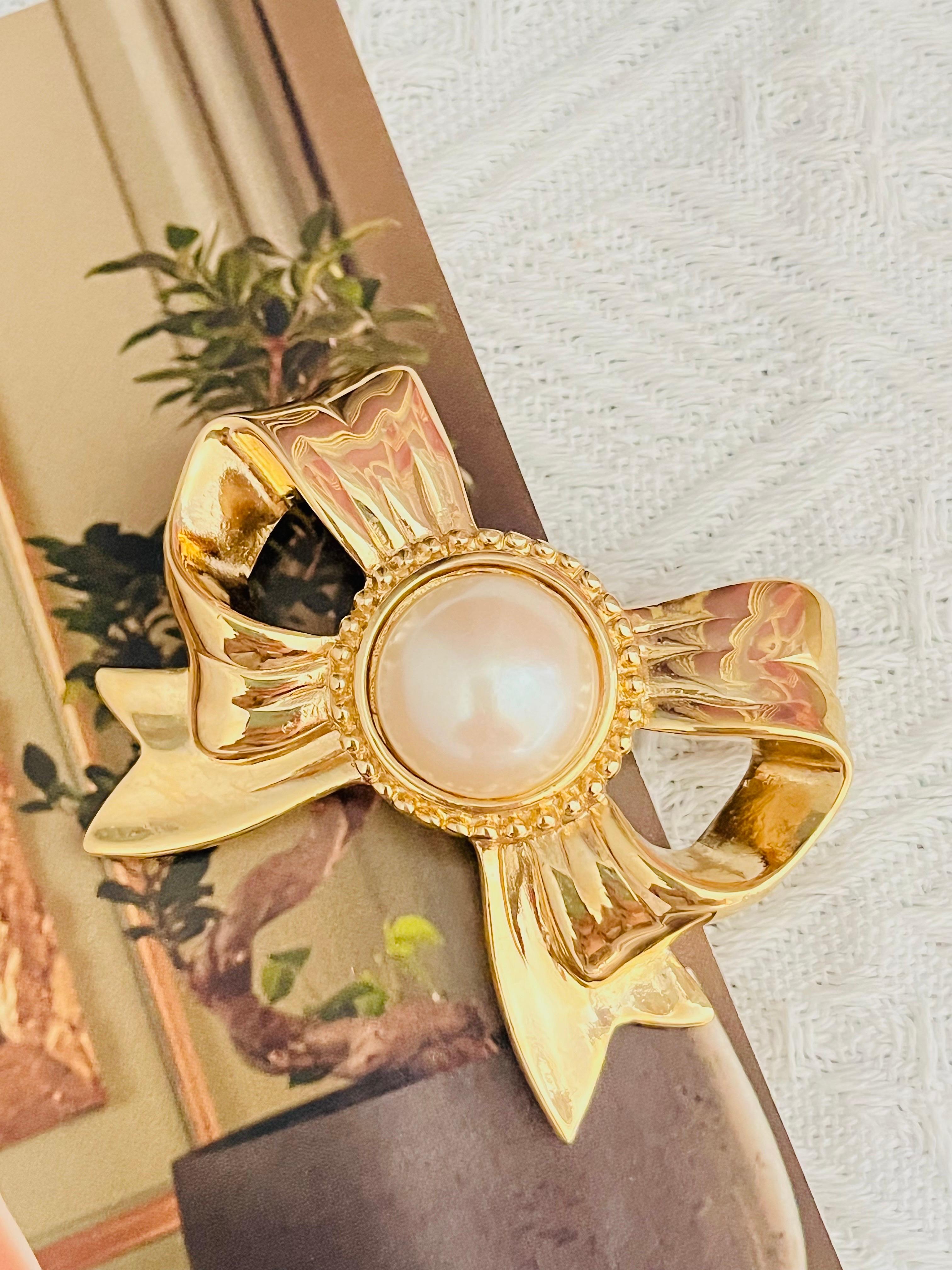 Givenchy Vintage 1980er Jahre Große weiße Kreis-Perlenbrosche mit durchbrochener Schleife im Zustand „Hervorragend“ im Angebot in Wokingham, England
