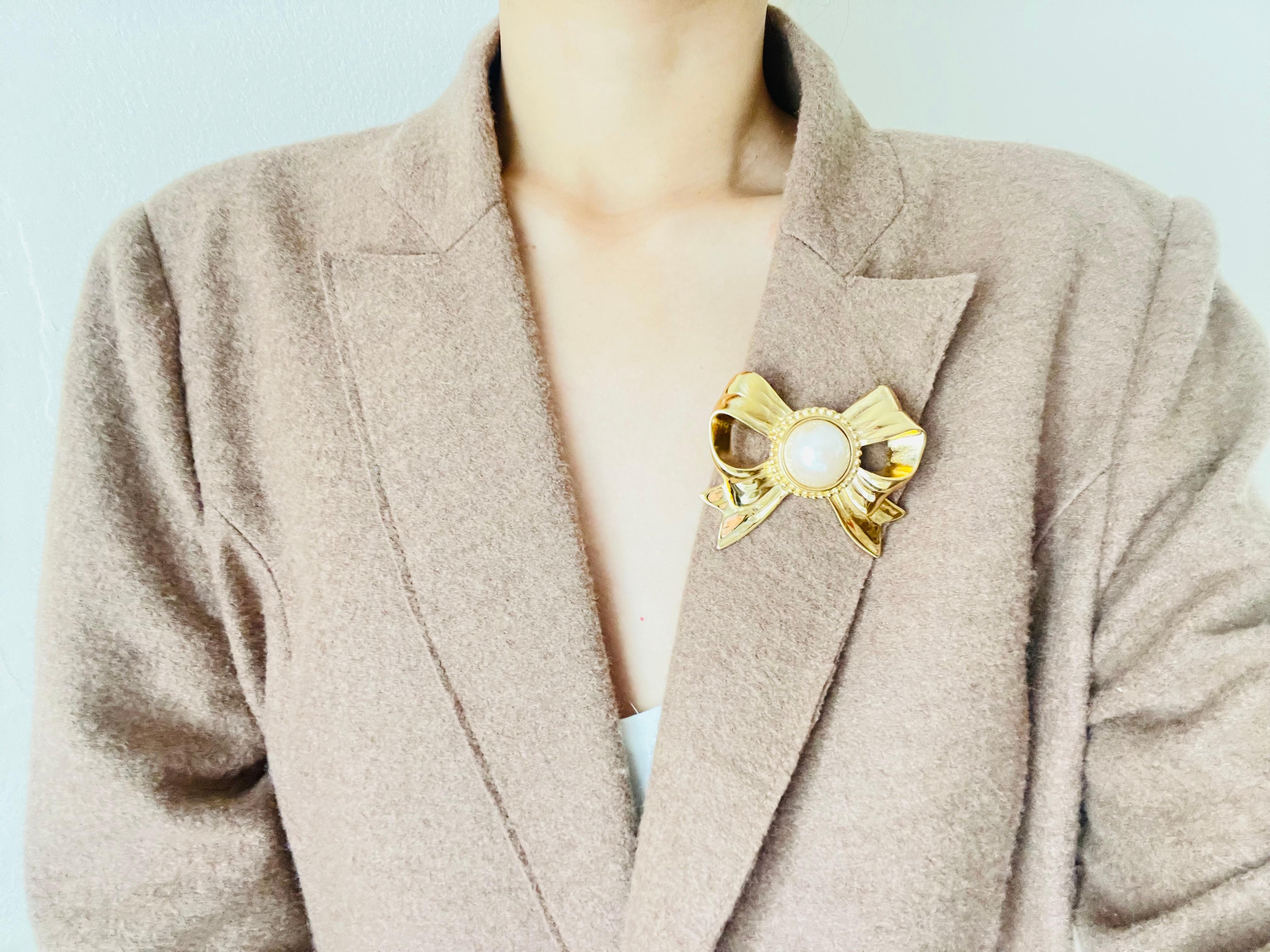Givenchy Broche vintage en forme de grand cercle avec nœud papillon ajouré et perles blanches, années 1980 Unisexe en vente