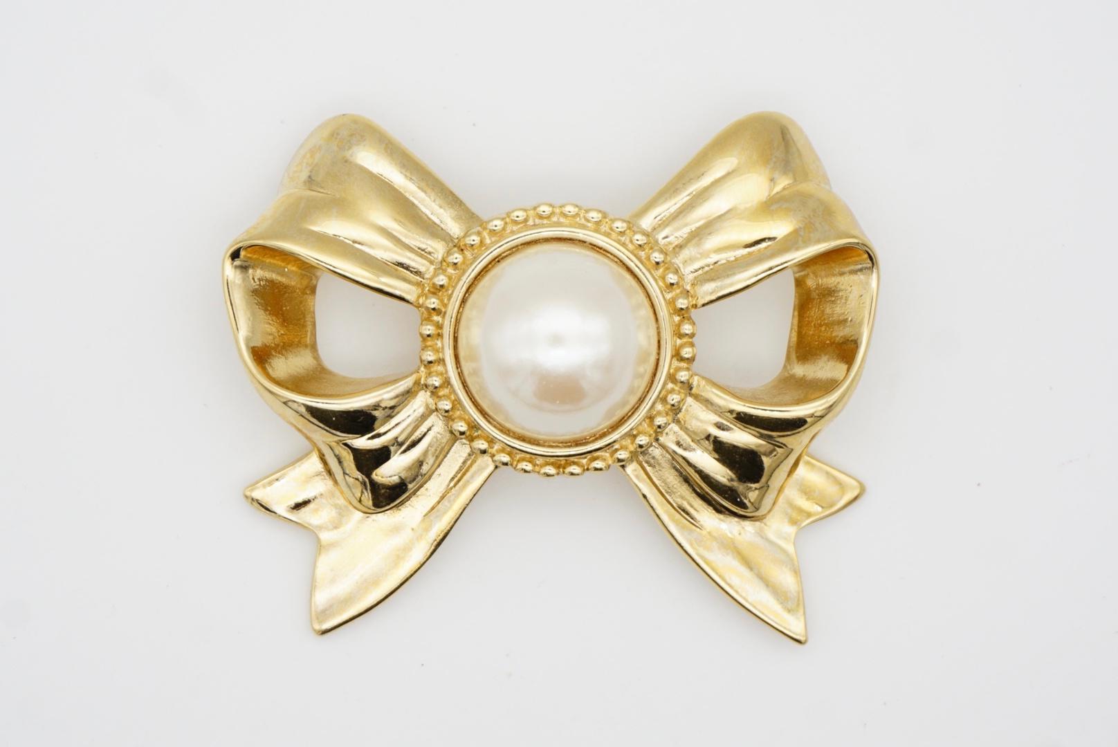 Women's or Men's Givenchy Vintage 1980s Large White Circle Pearl Openwork Knot Bow Ribbon Brooch For Sale