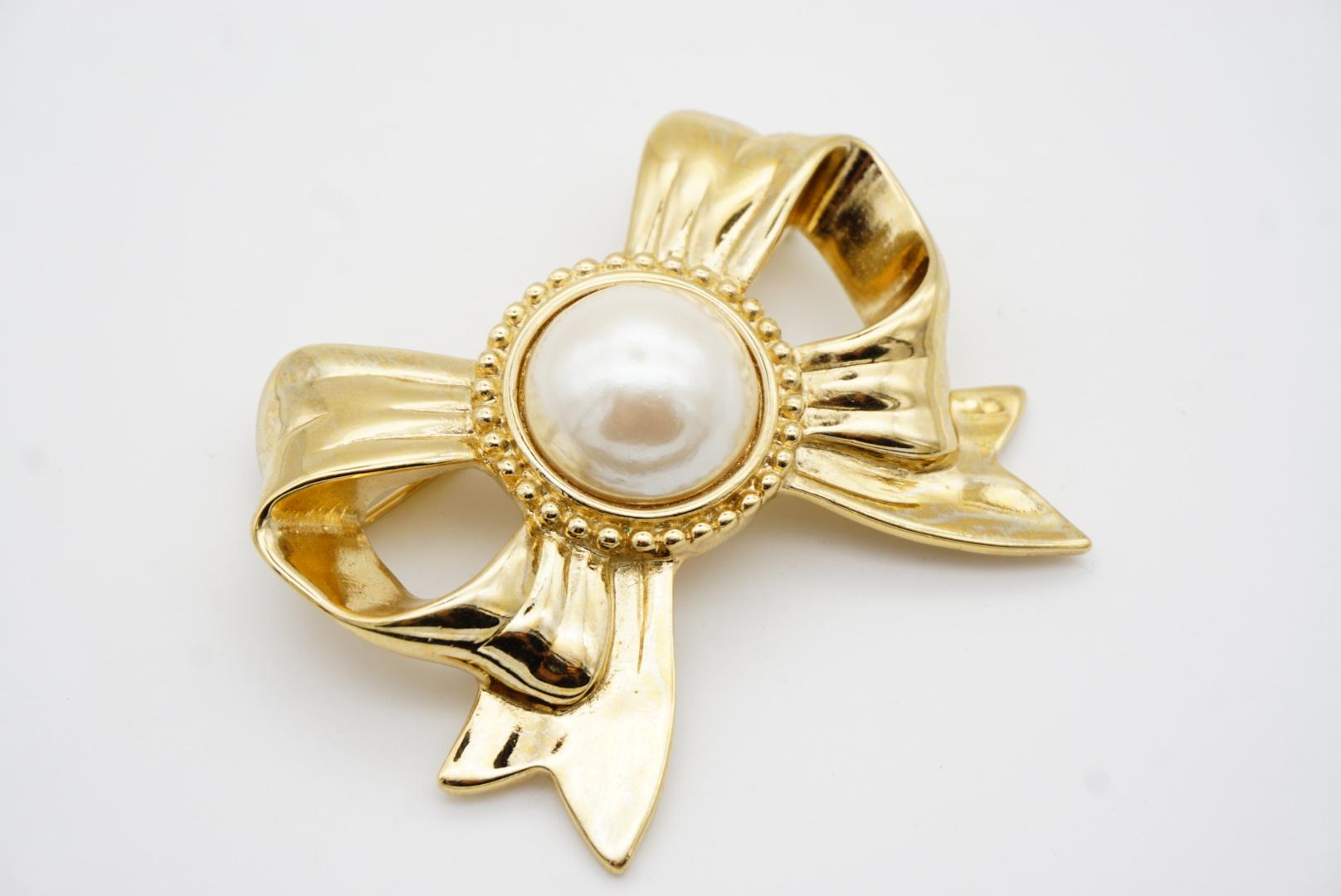 Givenchy Vintage 1980s Large White Circle Pearl Openwork Knot Bow Ribbon Brooch For Sale 1