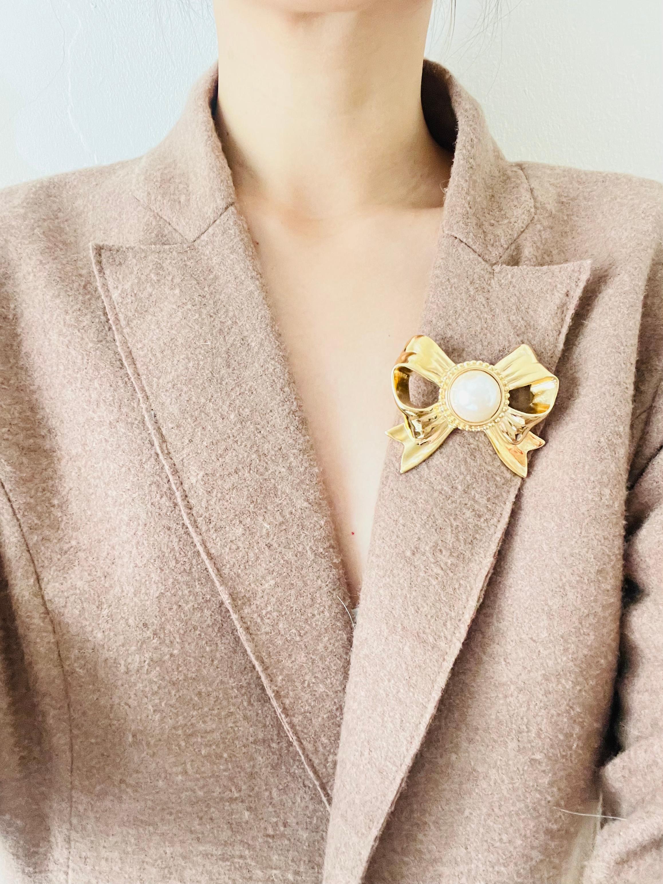 Givenchy Vintage 1980er Jahre Große weiße Kreis-Perlenbrosche mit durchbrochener Schleife im Angebot 2