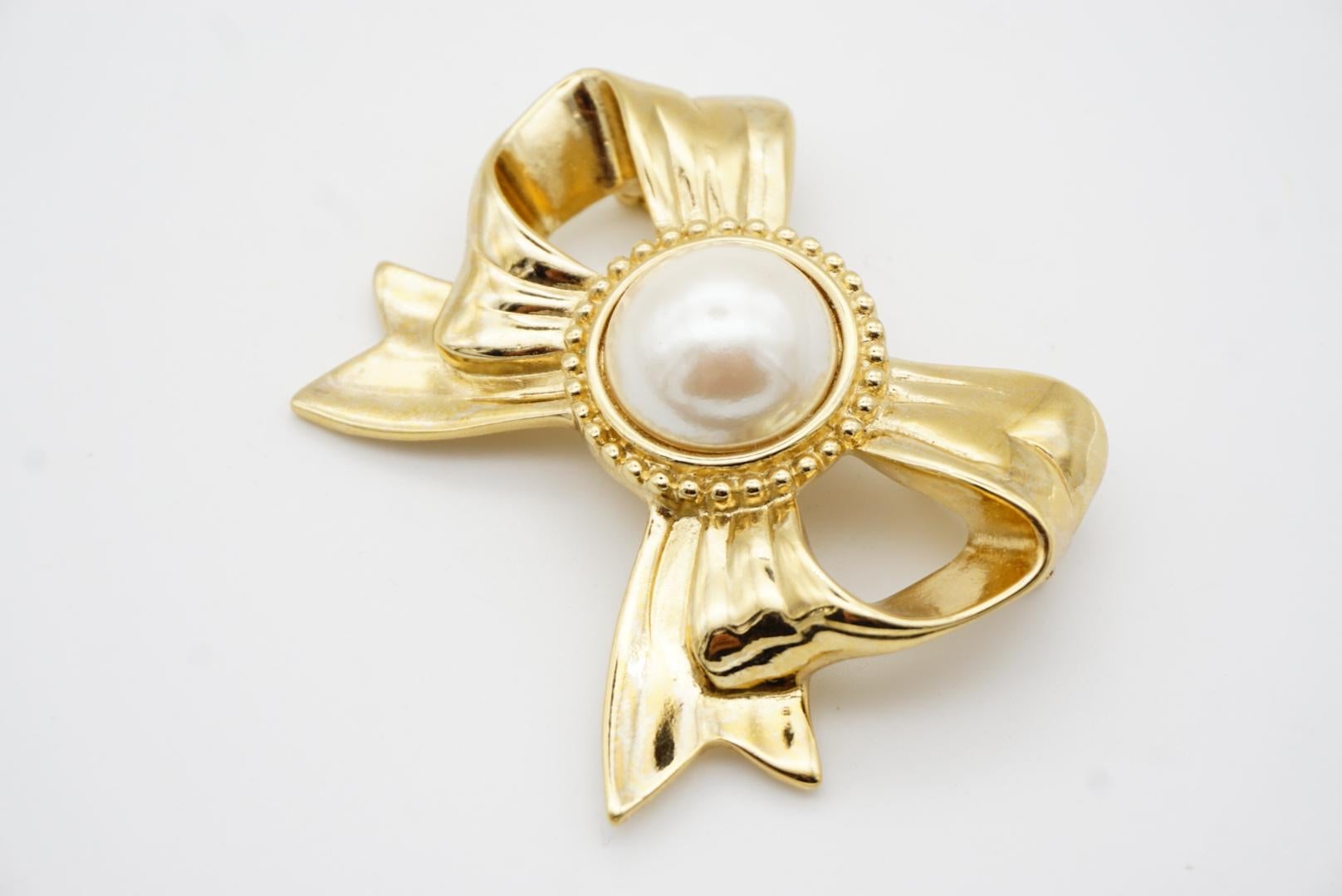 Givenchy Vintage 1980s Large White Circle Pearl Openwork Knot Bow Ribbon Brooch For Sale 2