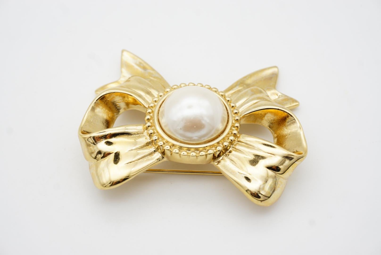 Givenchy Vintage 1980s Large White Circle Pearl Openwork Knot Bow Ribbon Brooch For Sale 3