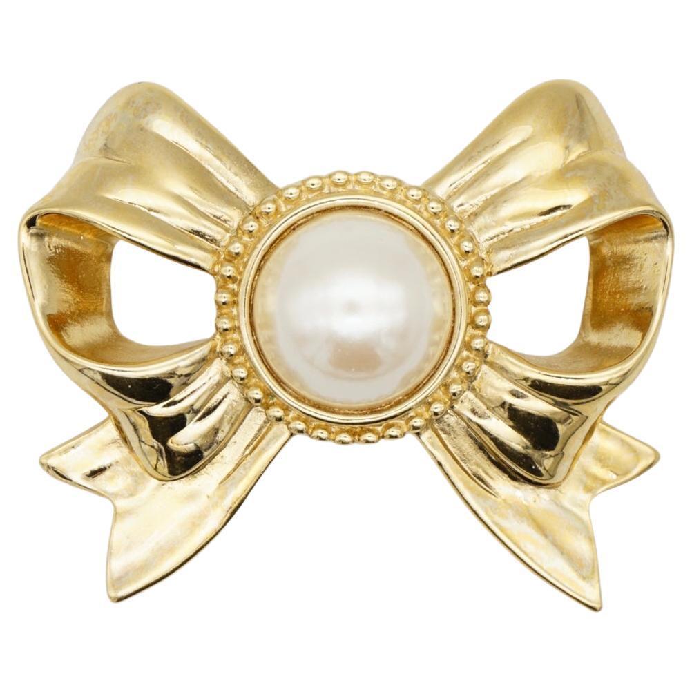 Givenchy Vintage 1980s Large White Circle Pearl Openwork Knot Bow Ribbon Brooch For Sale