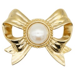 Givenchy Vintage 1980s Large White Circle Pearl Openwork Knot Bow Ribbon Brooch Givenchy Vintage 1980s Large White Circle Pearl Openwork Knot Bow Ribbon Brooch
