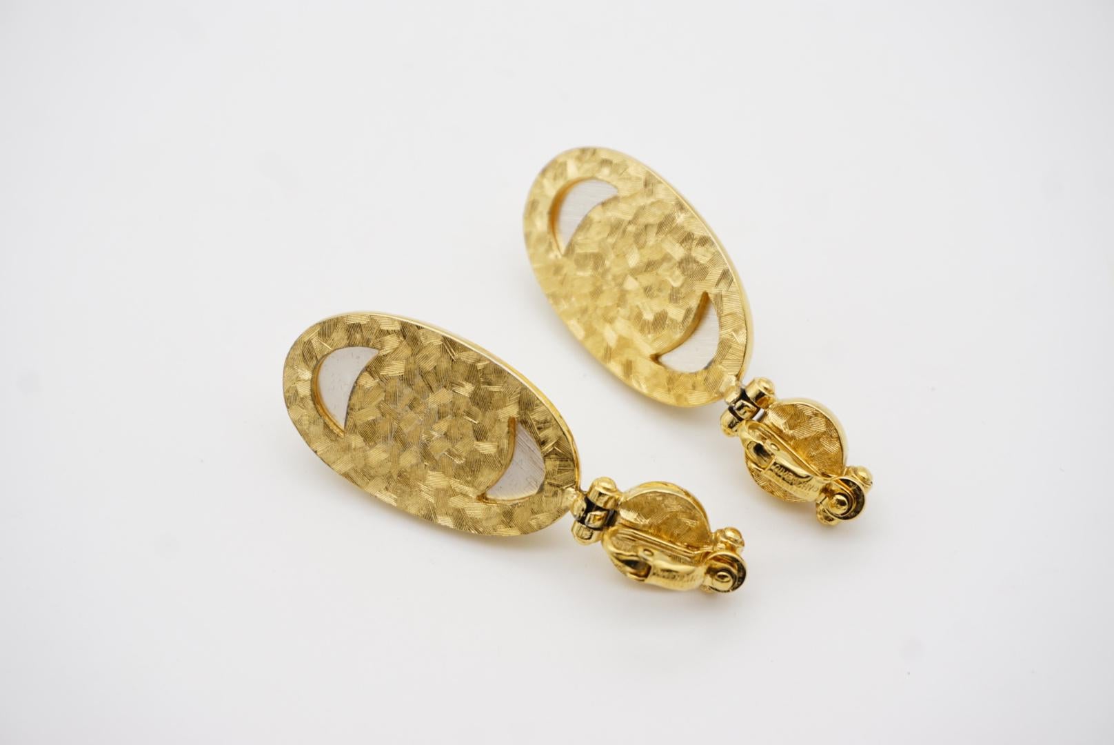 Givenchy Vintage 1980s Large White Oval Circle Pearl Elegant Drop Clip Earrings 8