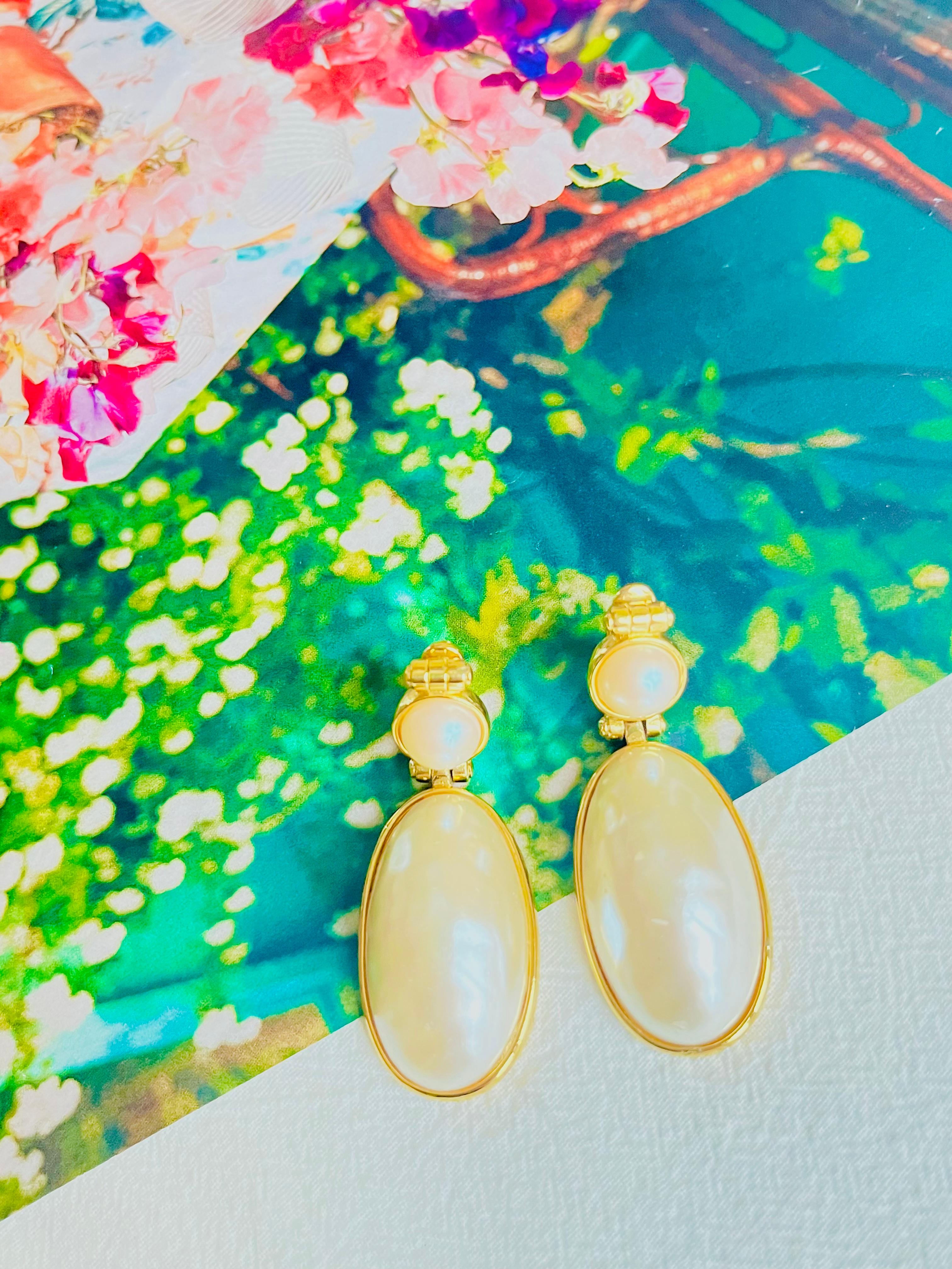 Givenchy Vintage 1980s Large White Oval Circle Pearl Elegant Drop Clip Earrings In Good Condition In Wokingham, England