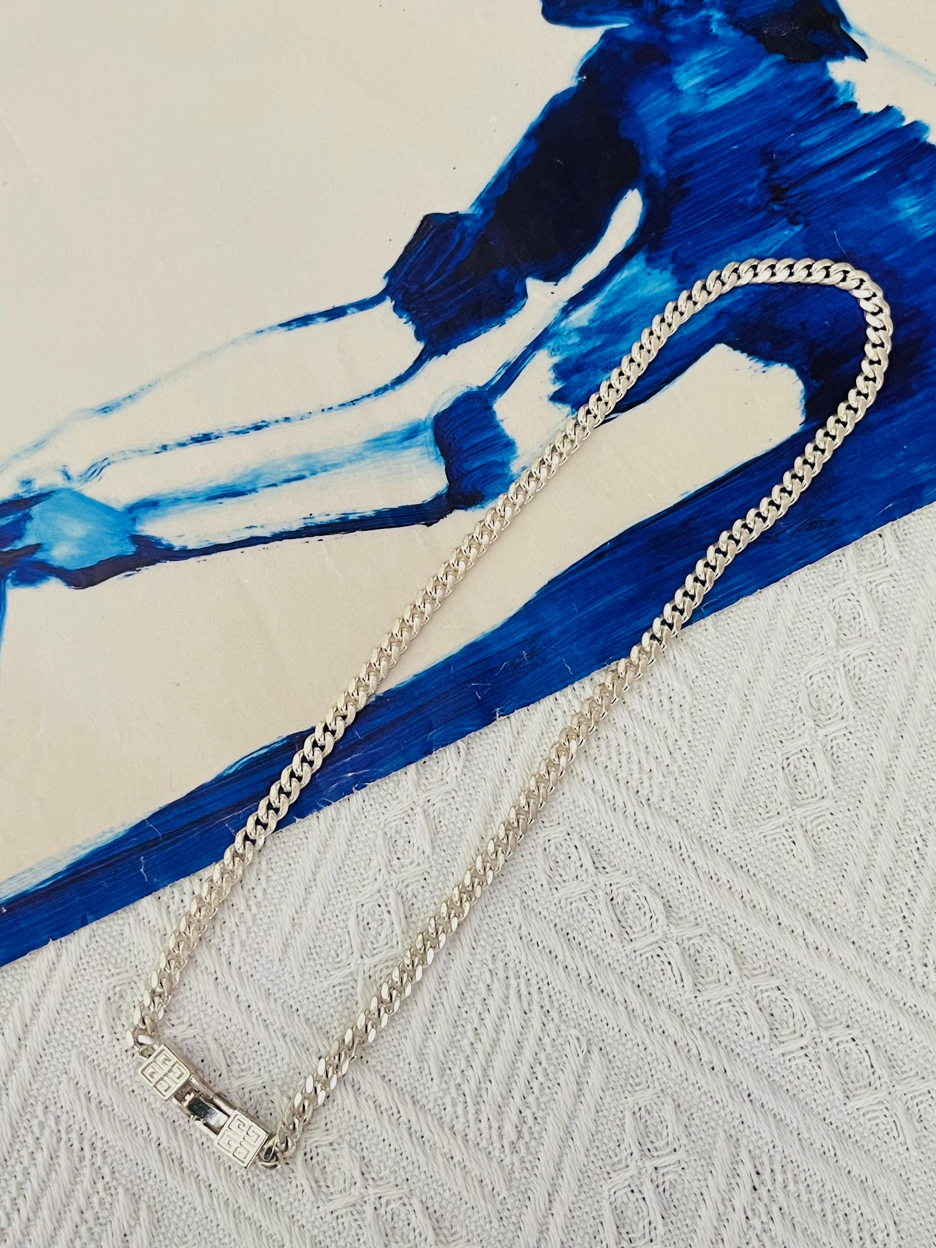 Givenchy Vintage 1980s Unisex Logo Cuban Chain Link Interlocked Long Necklace, Silver Tone

Collana versatile, può essere indossata anche come bracciale. 

Ottime condizioni. Graffi leggeri, appena percettibili. 100% autentico. 

Firmato sulla