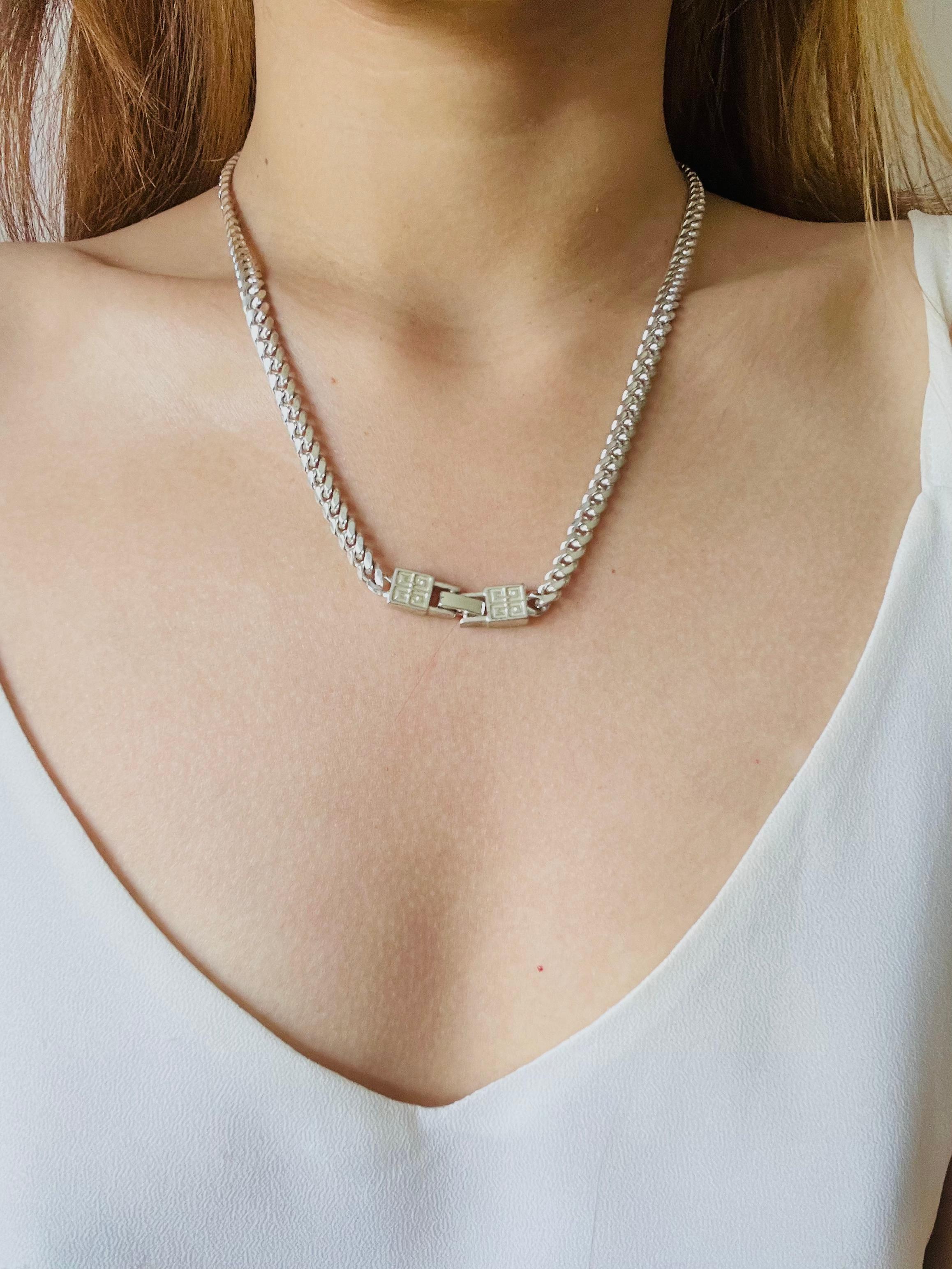Givenchy Vintage 1980 Logo Cuban Chain Link Interlocked Silver Collana Lunga in vendita 1