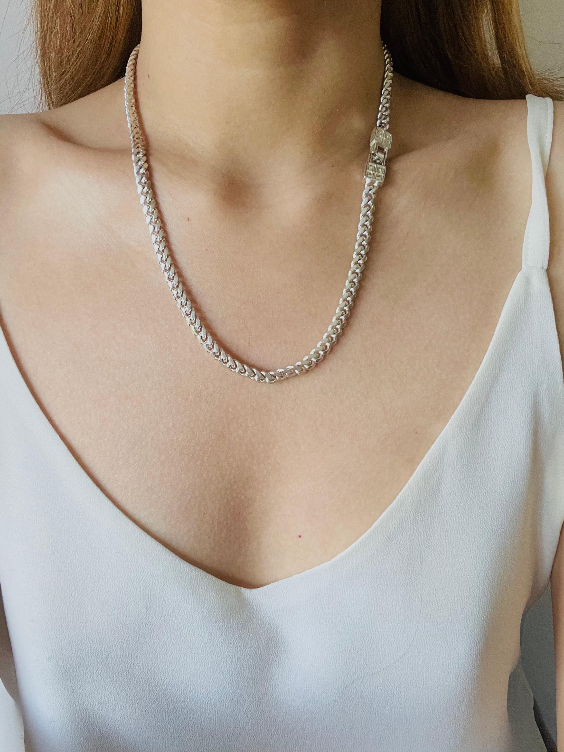 Givenchy Vintage 1980 Logo Cuban Chain Link Interlocked Silver Collana Lunga in vendita 2